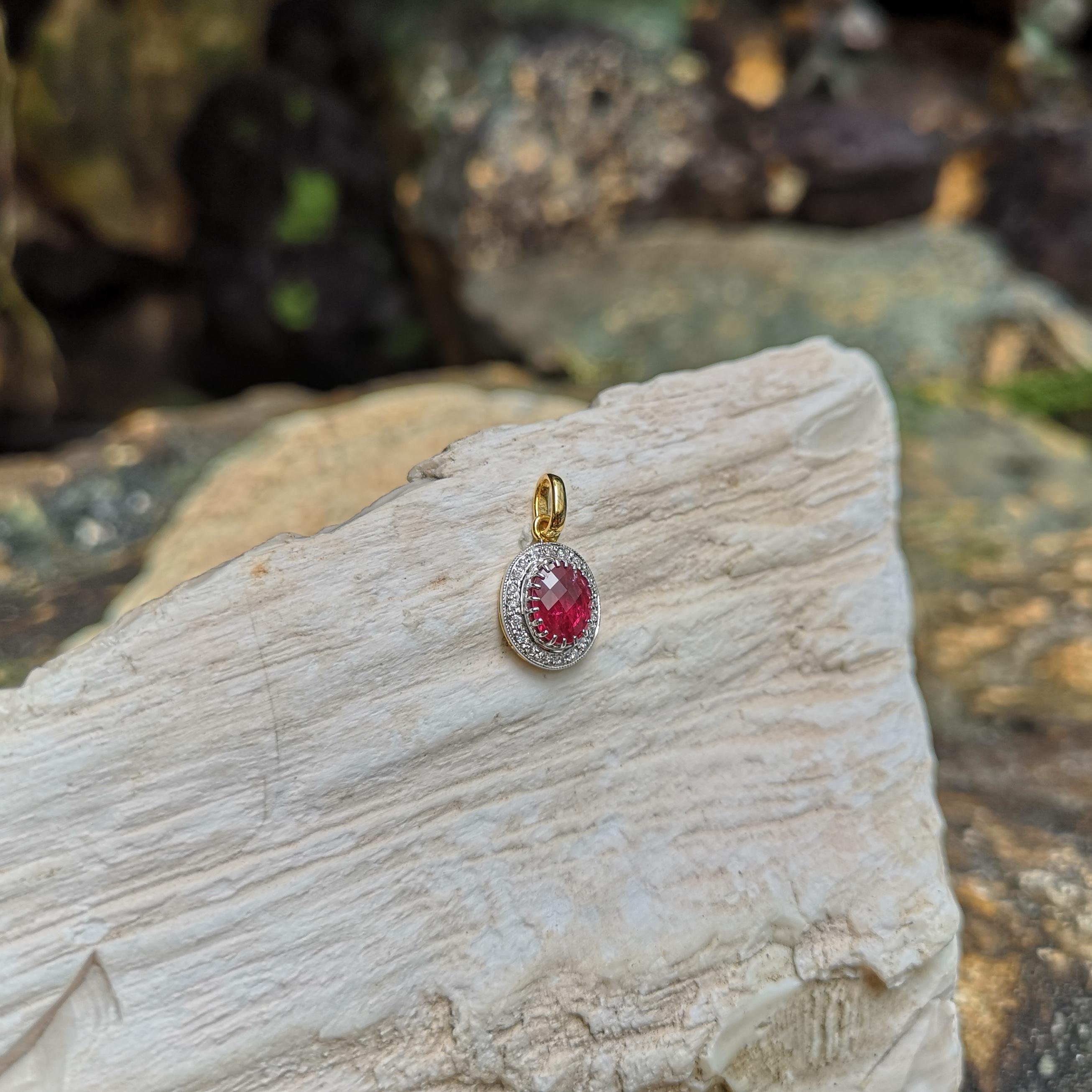 Pendentif en or 18 carats serti d'un rubis et de diamants Neuf - En vente à Bangkok, TH