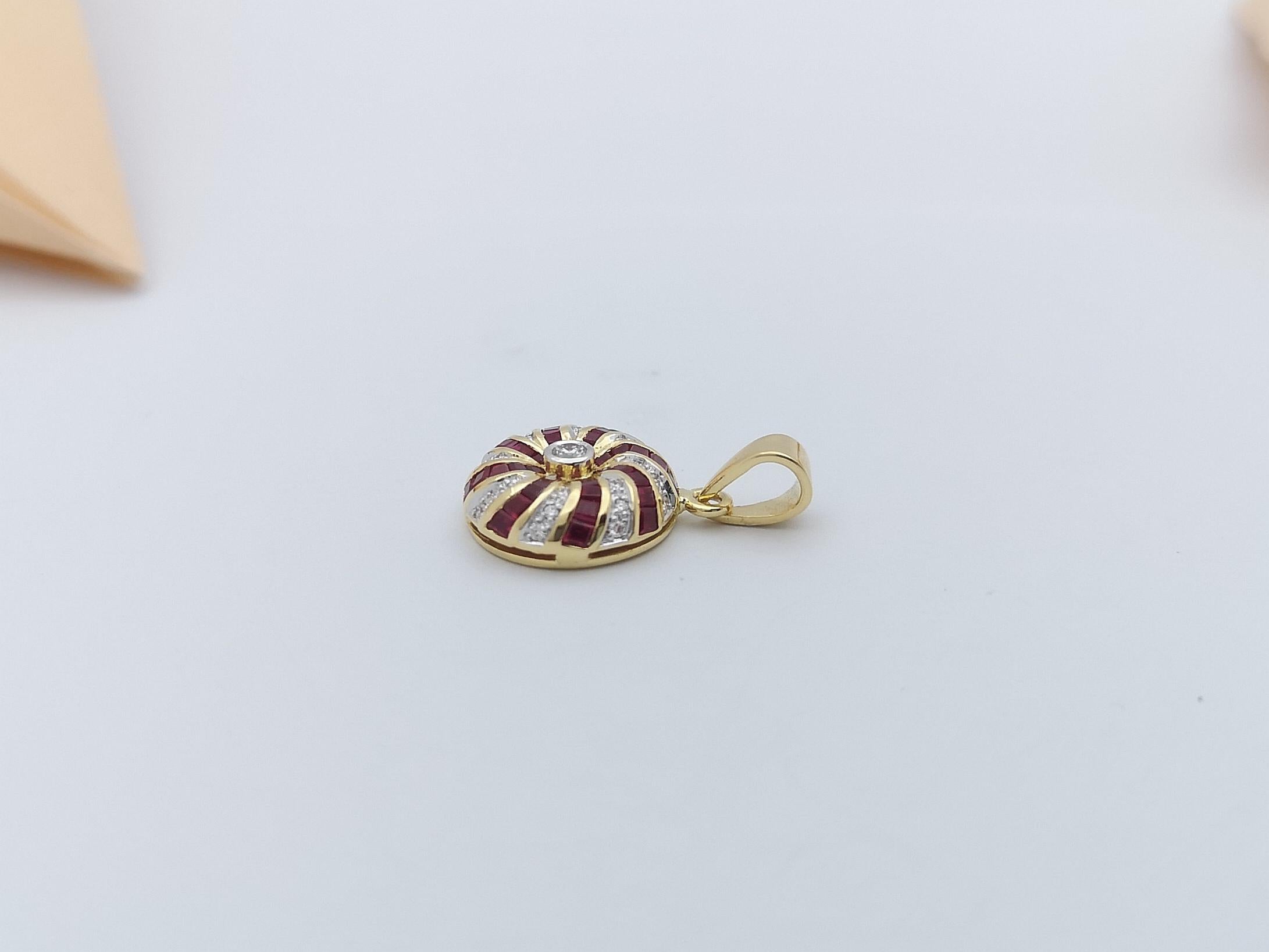 Pendentif en or 18 carats serti d'un rubis et de diamants Neuf - En vente à Bangkok, TH