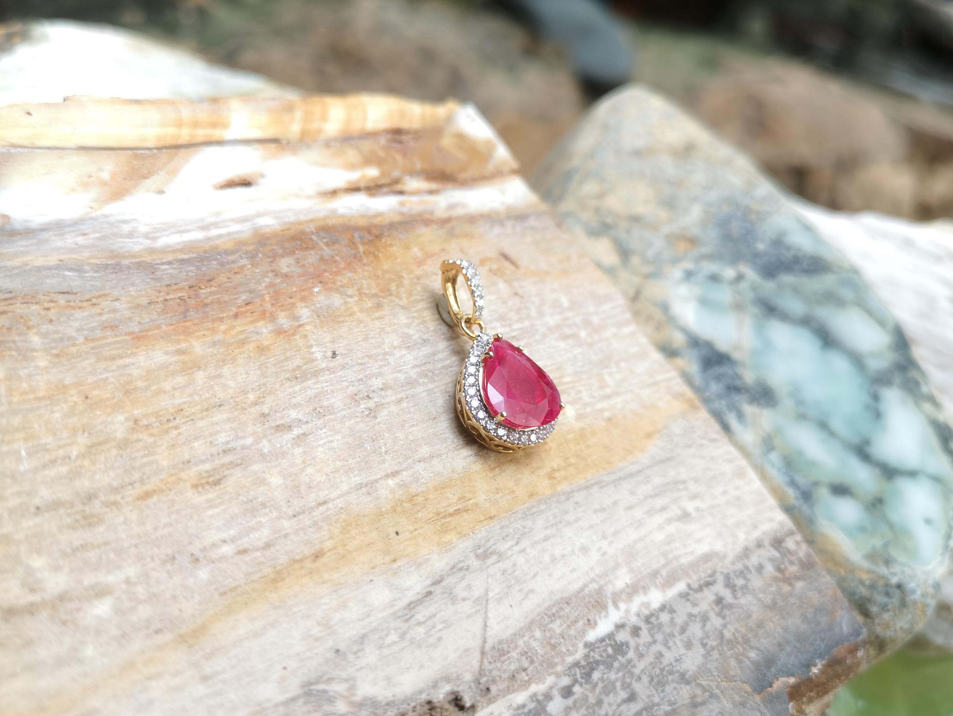 Ruby with Diamond Pendant set in 18 Karat Gold Settings In New Condition For Sale In Bangkok, TH