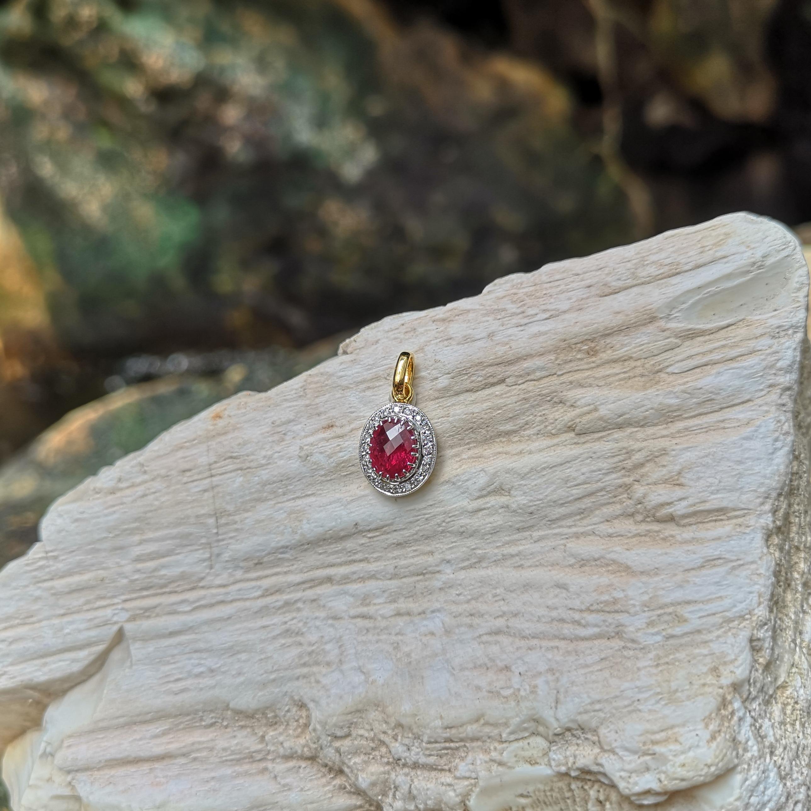 Pendentif en or 18 carats serti d'un rubis et de diamants Pour femmes en vente