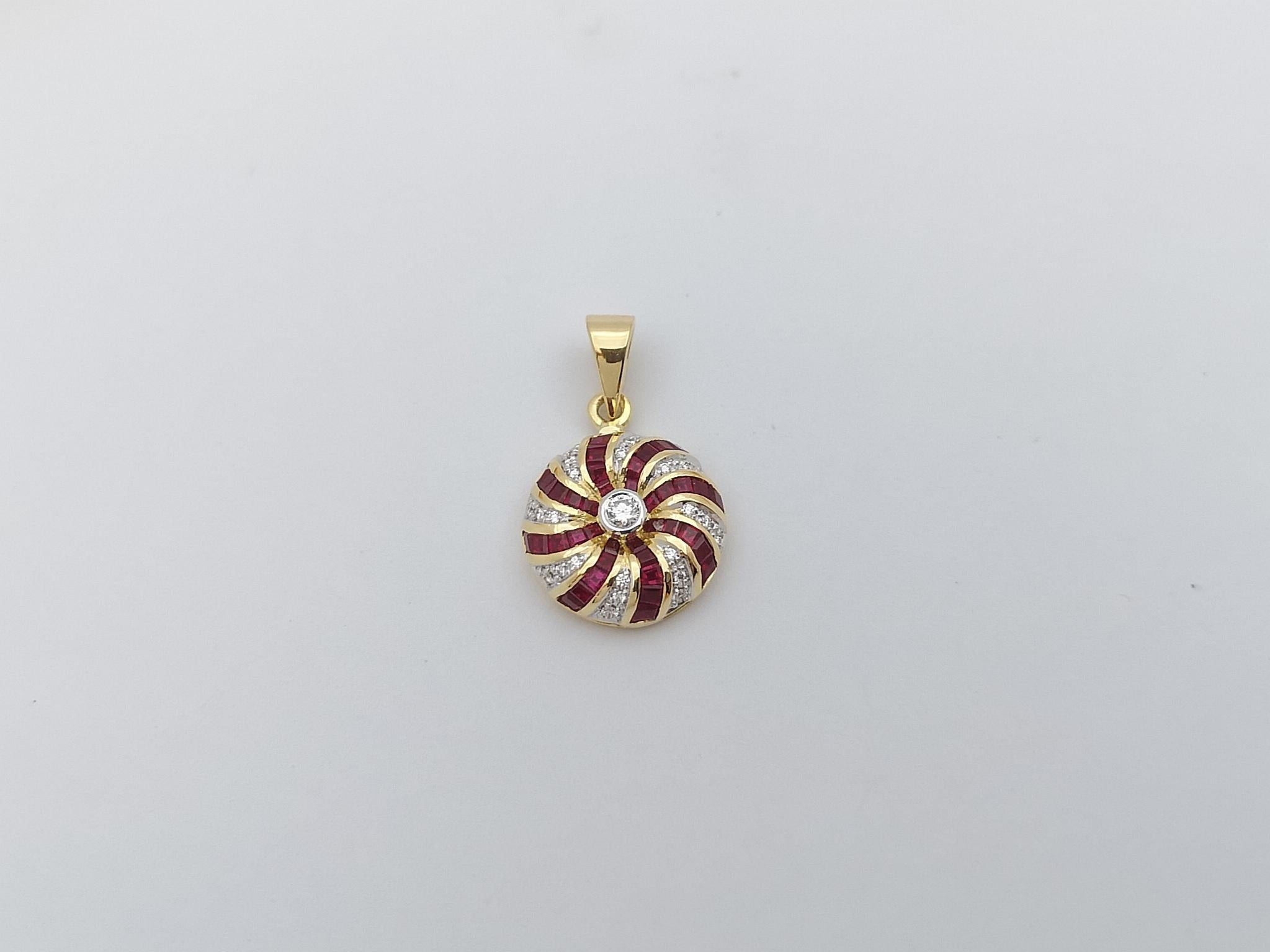 Pendentif en or 18 carats serti d'un rubis et de diamants Unisexe en vente
