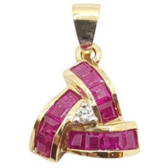 Pendentif en or 18 carats serti d'un rubis et de diamants
