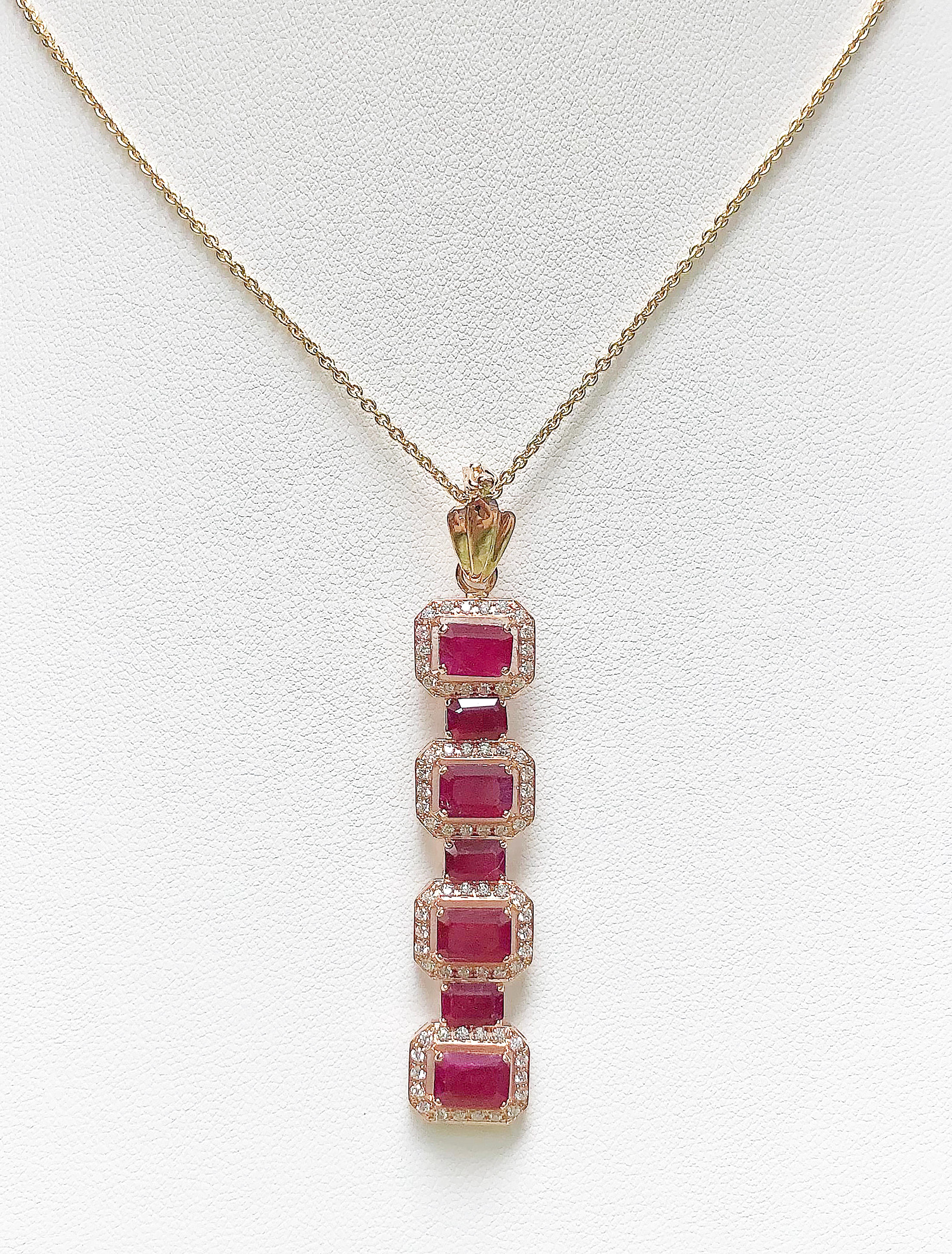 Pendentif en rubis de 6,32 carats et diamant de 0,58 carat serti dans une monture en or rose 18 carats
(chaîne non incluse)

Largeur :  1.2 cm 
Longueur : 6,3 cm
Poids total : 8,36 grammes


