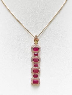 Ciondolo con rubino e diamante incastonato in oro rosa 18 carati