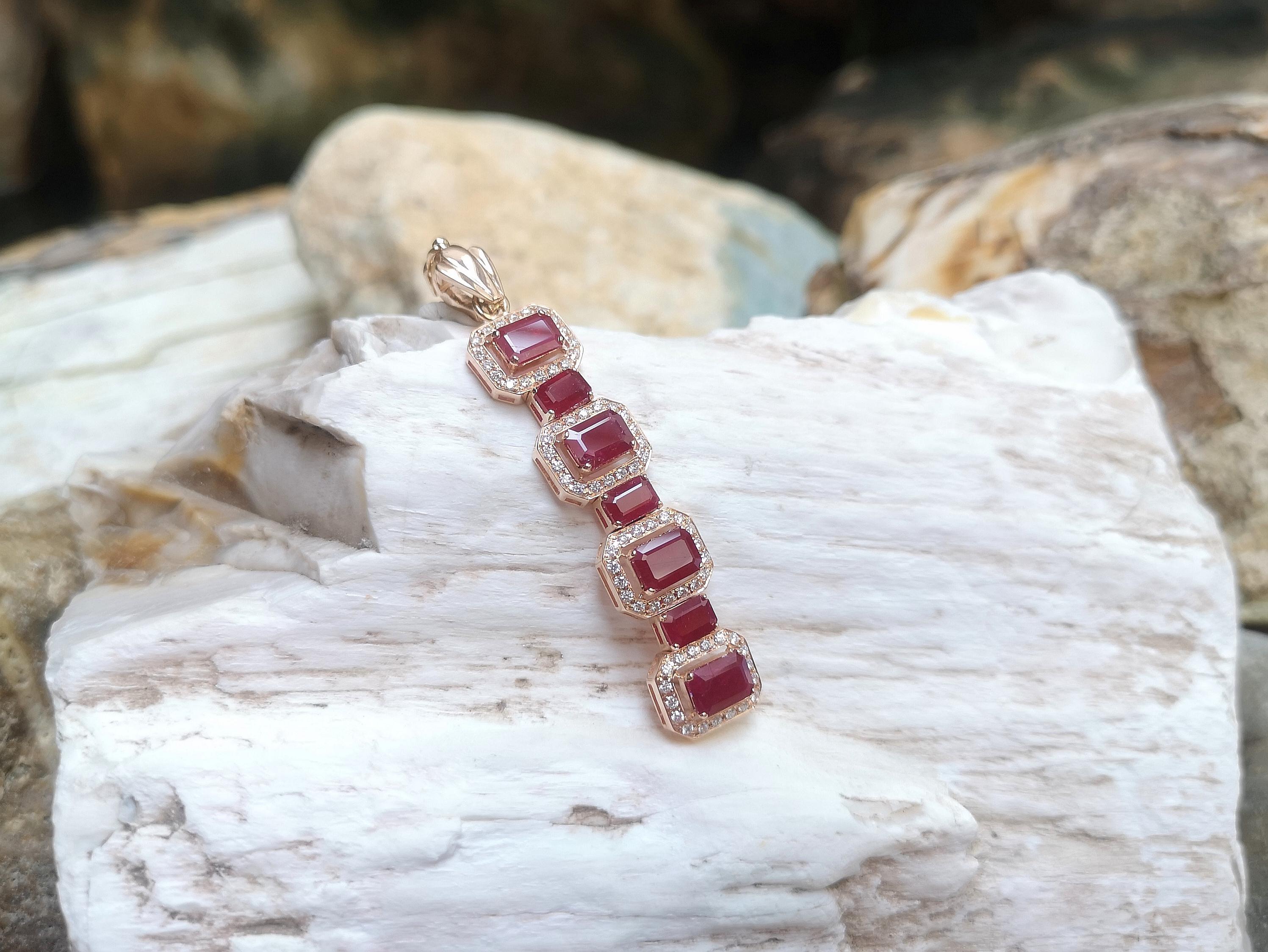 Colgante de rubí con diamantes engastado en oro rosa de 18 quilates Corte esmeralda en venta