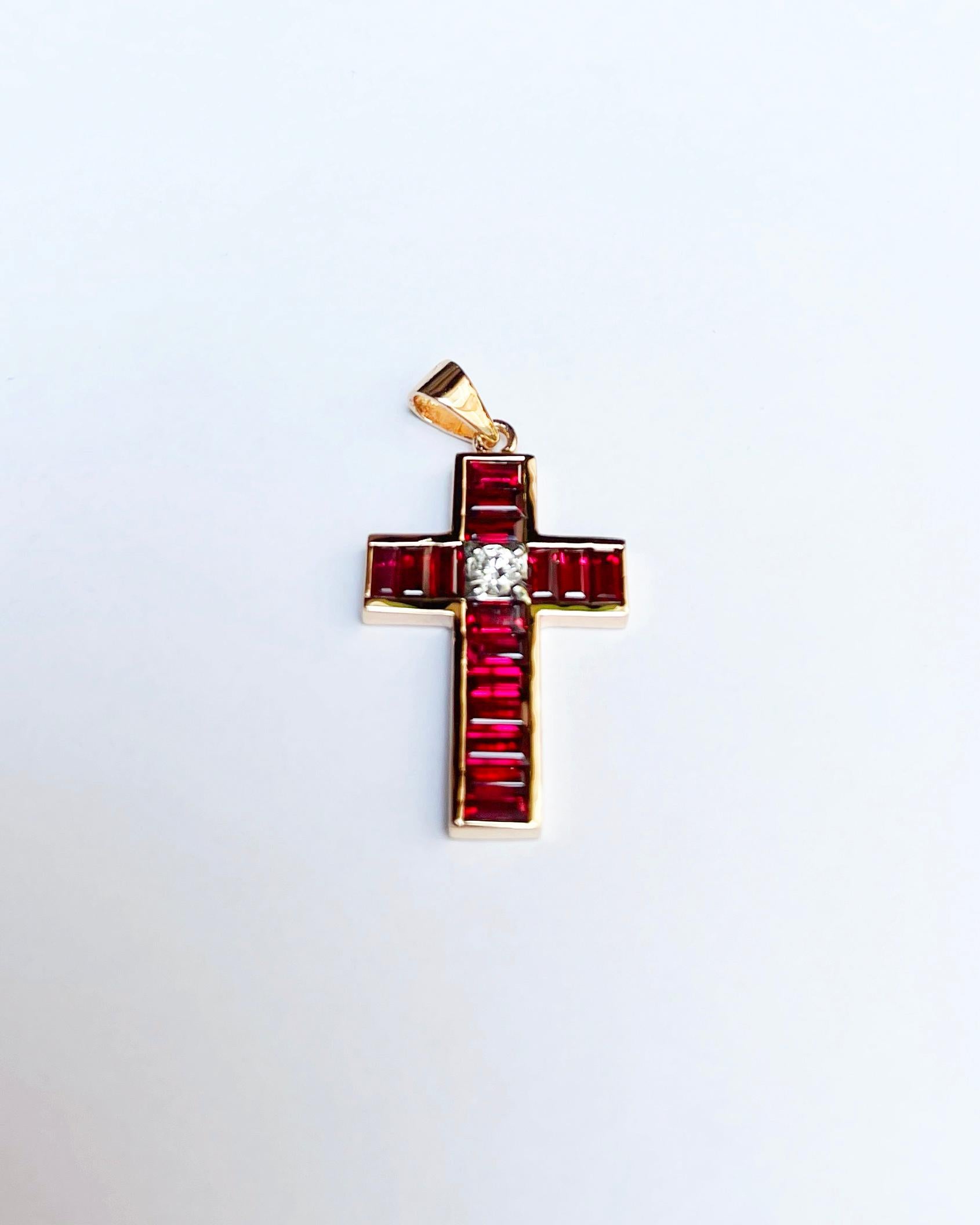 Colgante de rubí con diamante engastado en oro rosa de 18 quilates en venta 2