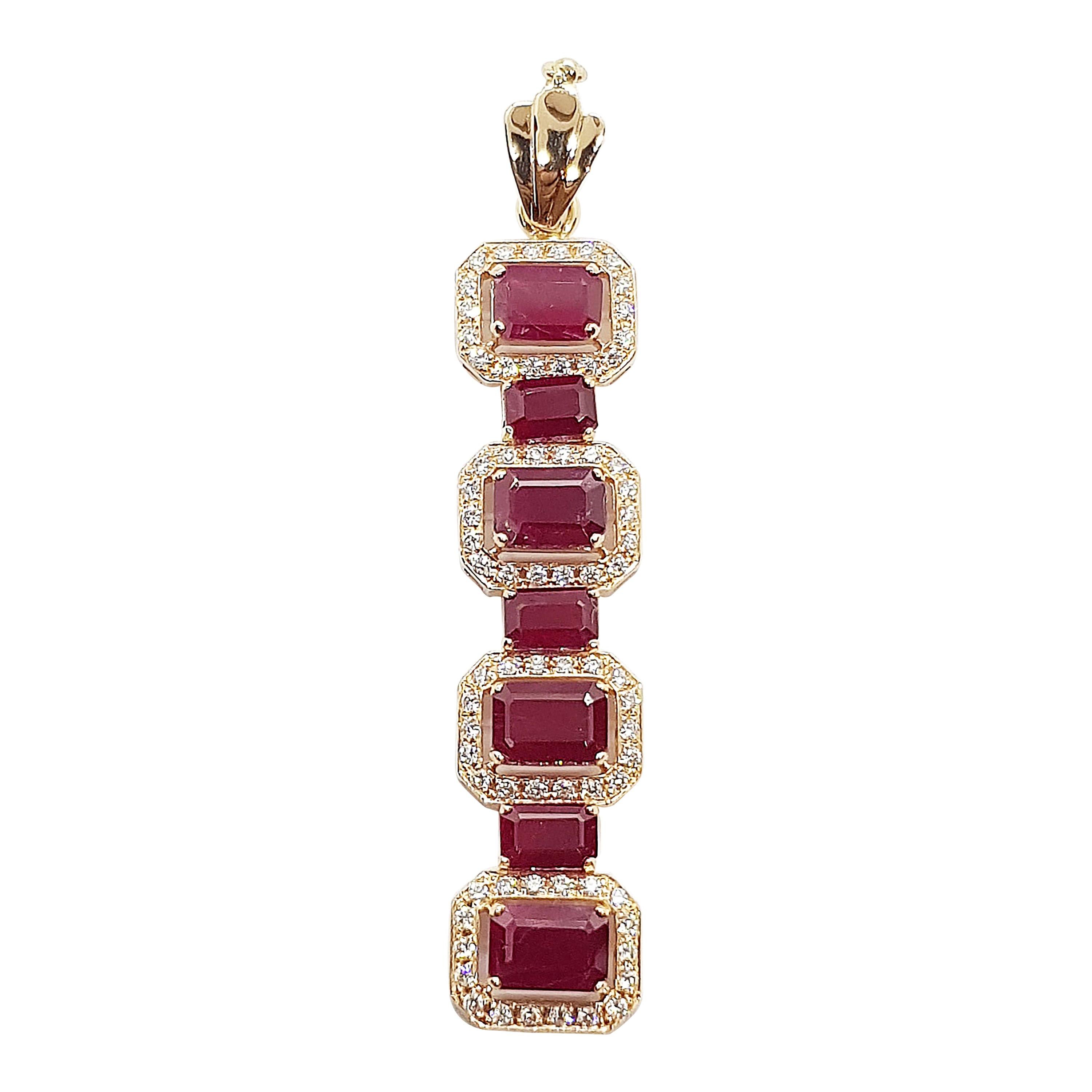 Pendentif en rubis et diamants serti dans des montures en or rose 18 carats en vente
