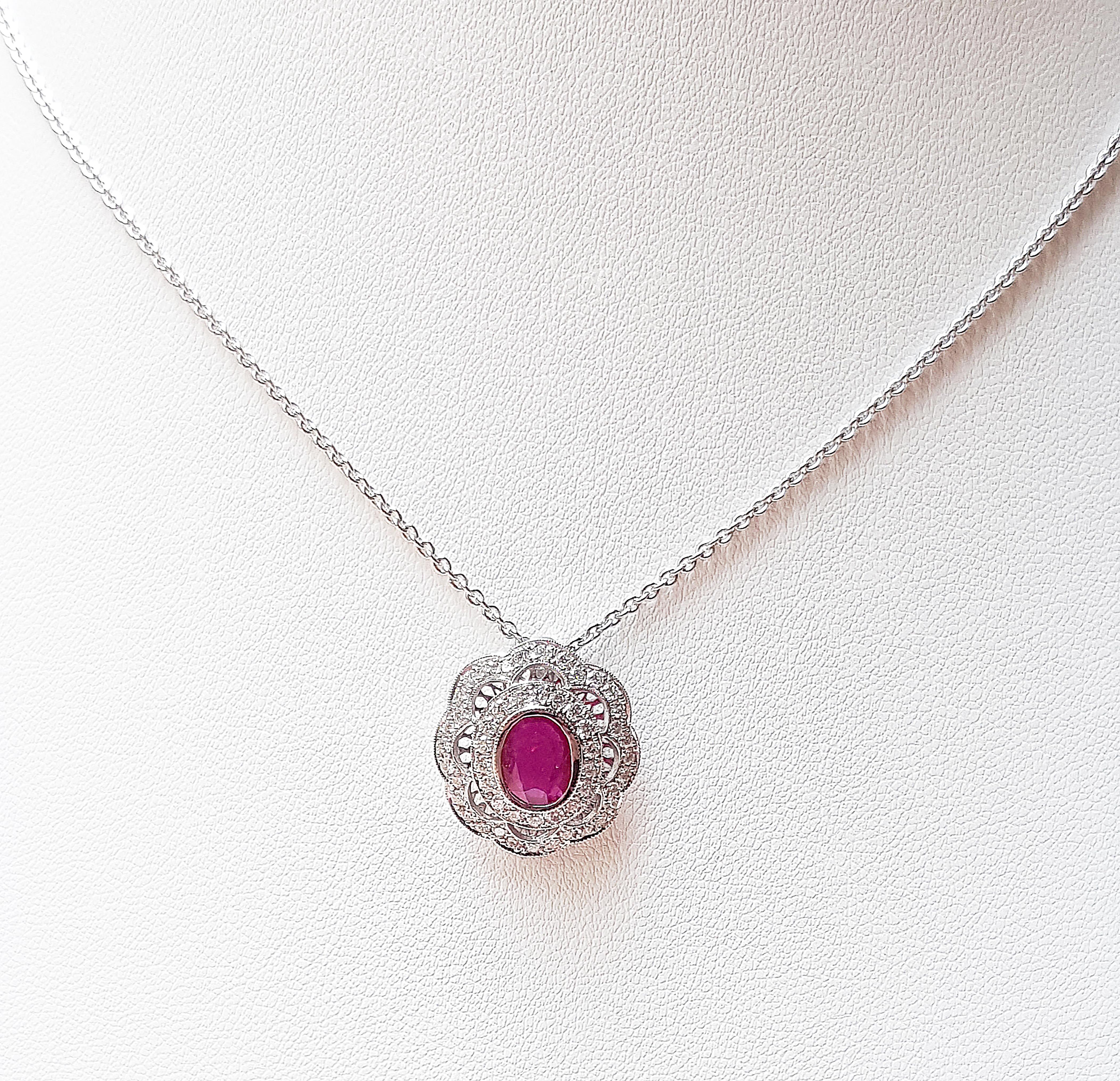 Colgante de Rubí de 1,0 quilate con Diamante de 0,59 quilates engastado en Oro Blanco de 18 quilates
(cadena no incluida)

Anchura:  1.8 cm 
Longitud: 1.9 cm
Peso total: 2.74 gramos

