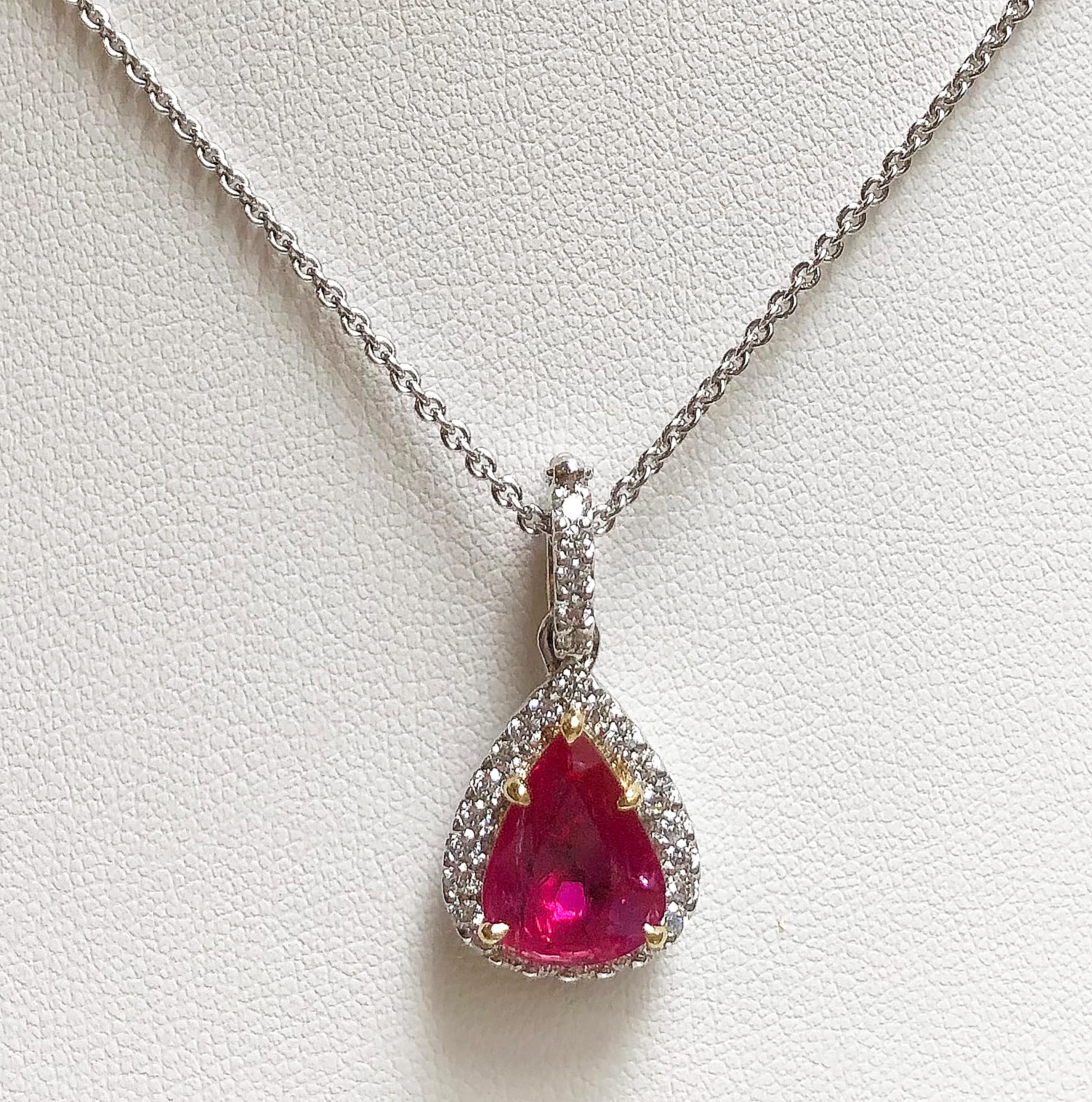Colgante de Rubí de 2,71 quilates con Diamante de 0,41 quilates engastado en Oro Blanco de 18 quilates
(cadena no incluida)

Anchura:  1.2 cm 
Longitud: 2.6 cm
Peso total: 4.47 gramos

