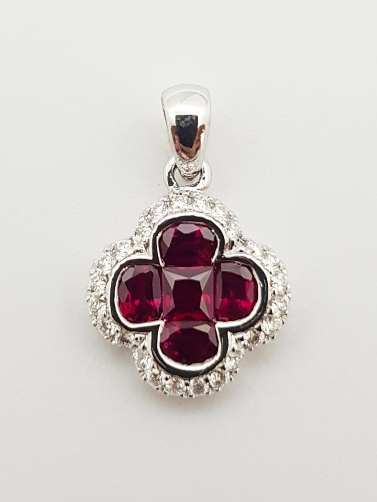 Contemporain Pendentif en rubis et diamants serti dans des montures en or blanc 18 carats en vente