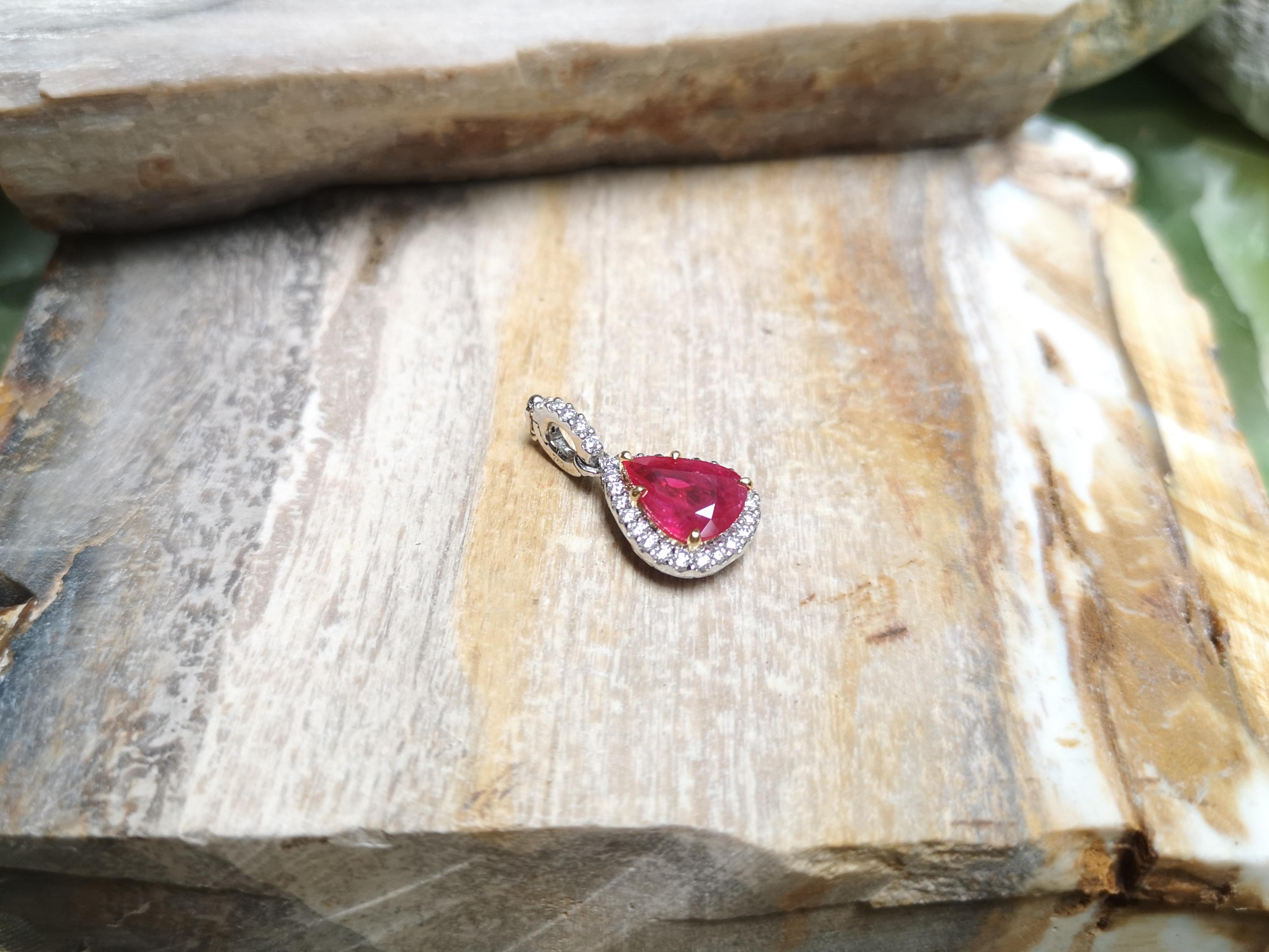 Colgante de rubí con diamantes engastado en oro blanco de 18 quilates en Nuevo estado para la venta en Bangkok, TH