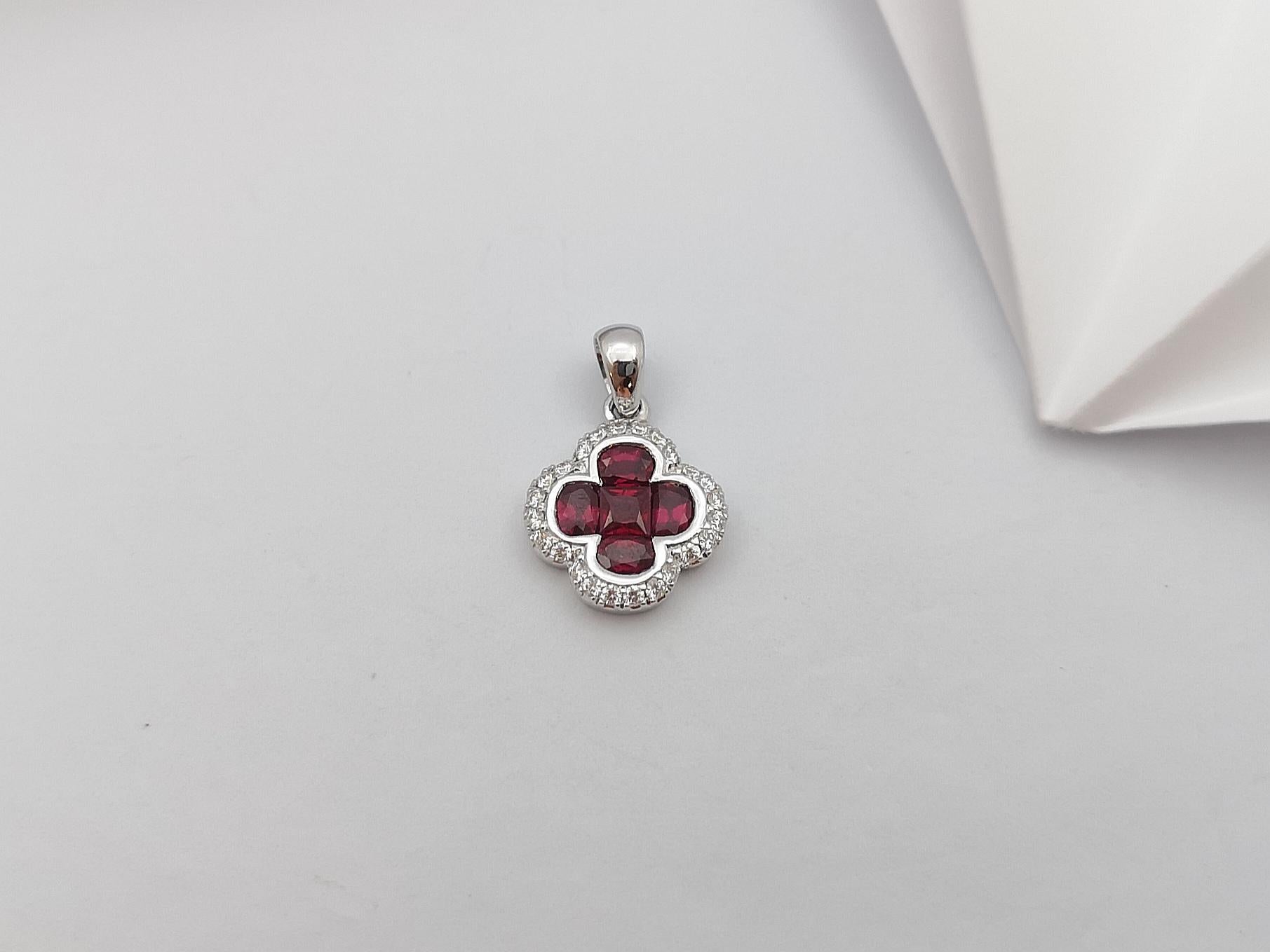 Taille mixte Pendentif en rubis et diamants serti dans des montures en or blanc 18 carats en vente