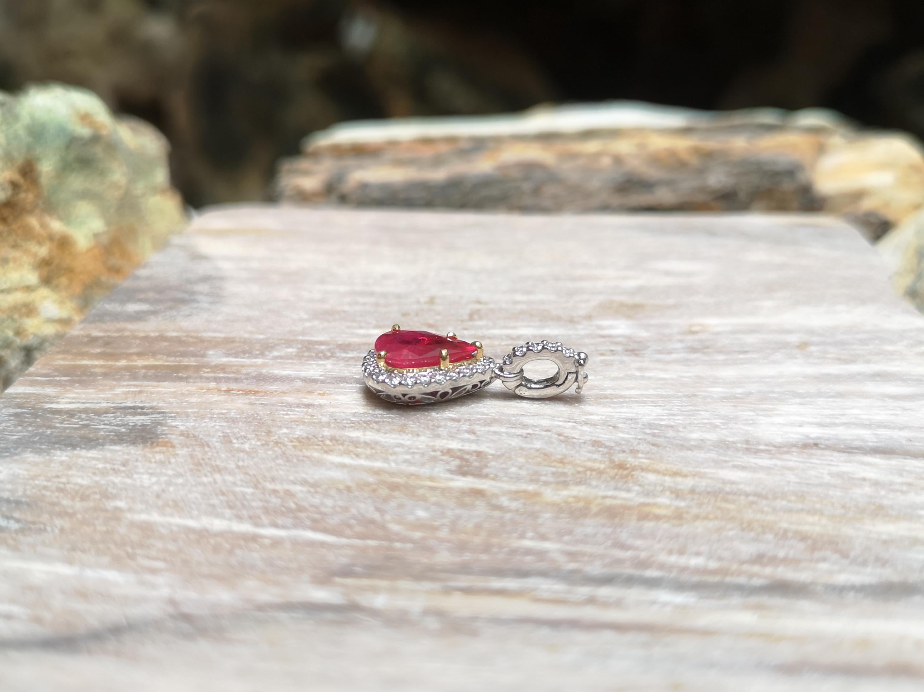 Colgante de rubí con diamantes engastado en oro blanco de 18 quilates en venta 1