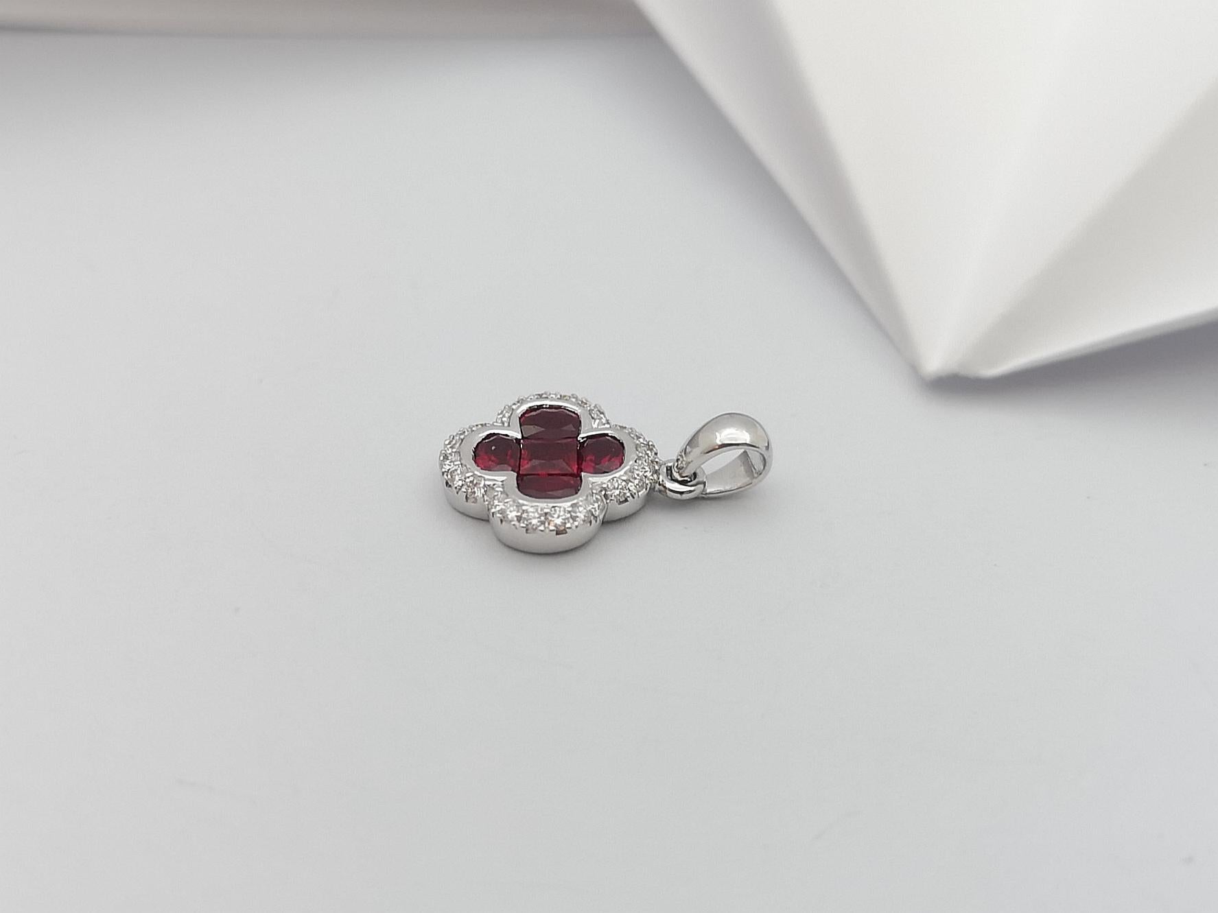 Pendentif en rubis et diamants serti dans des montures en or blanc 18 carats Pour femmes en vente