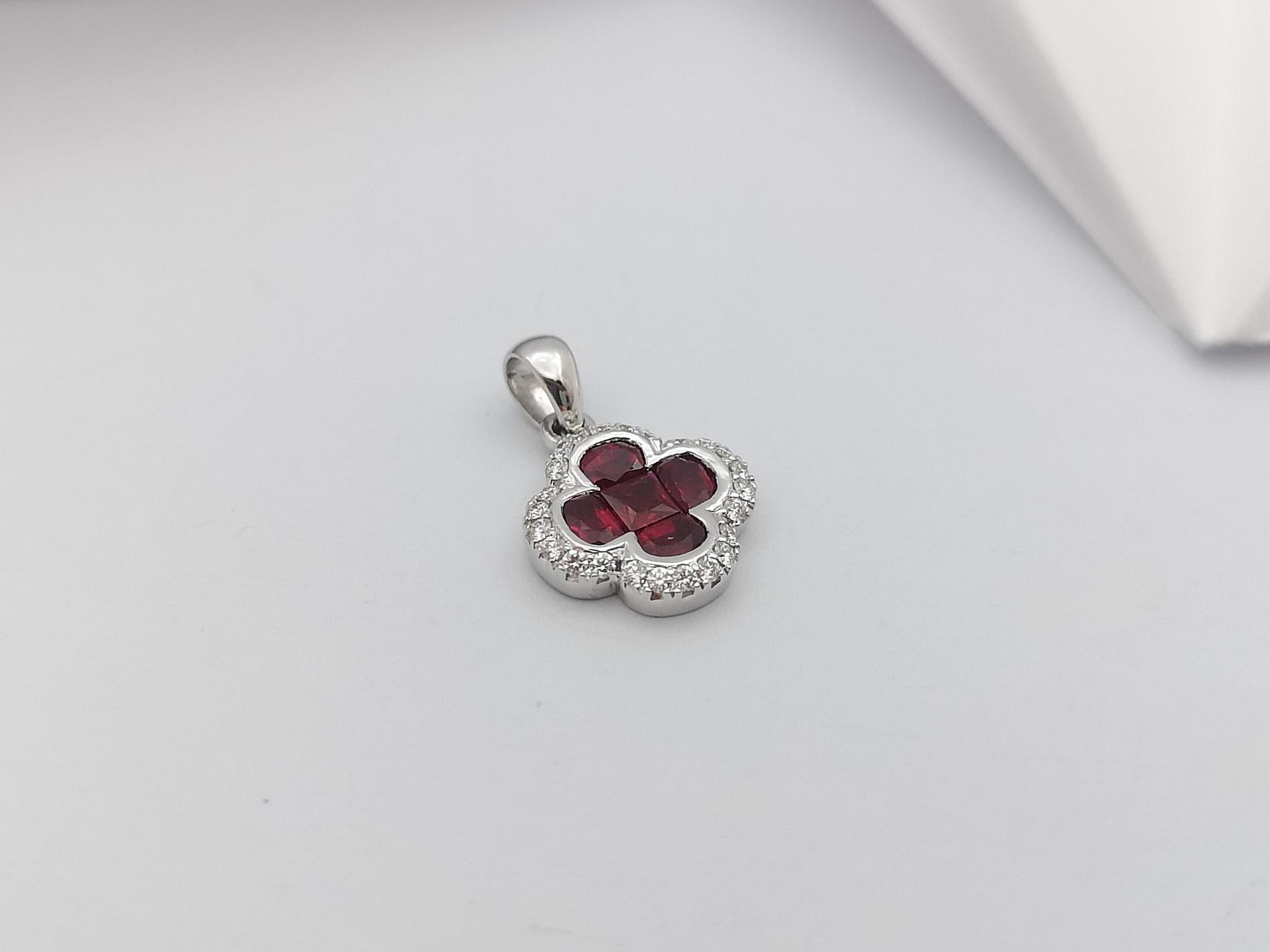 Pendentif en rubis et diamants serti dans des montures en or blanc 18 carats en vente 1