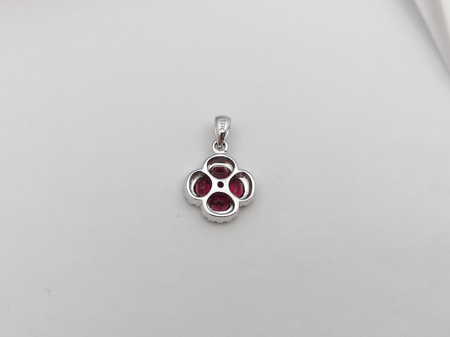 Pendentif en rubis et diamants serti dans des montures en or blanc 18 carats en vente 2