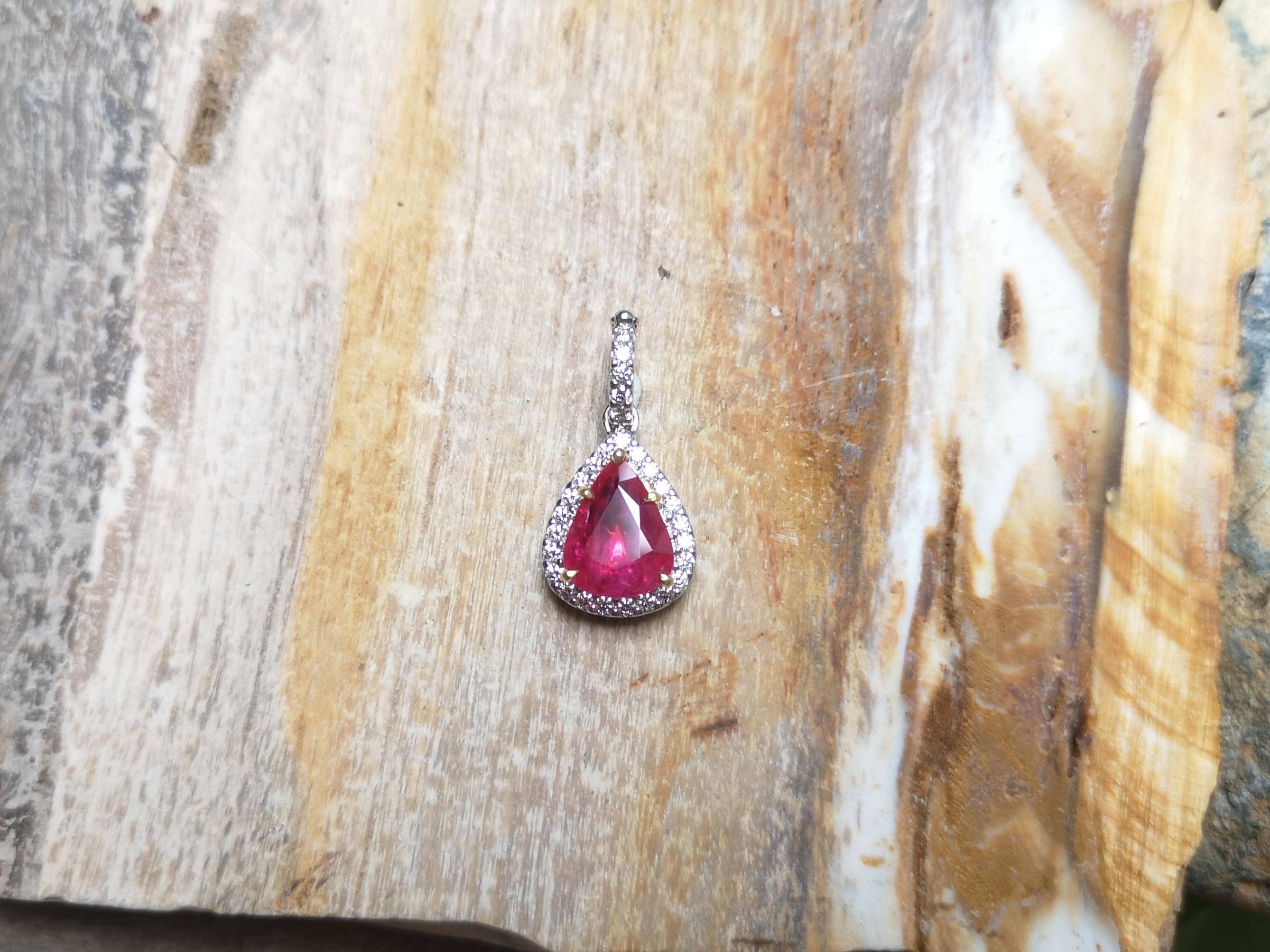 Colgante de rubí con diamantes engastado en oro blanco de 18 quilates en venta 4