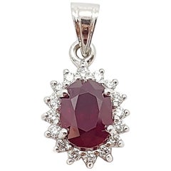 Pendentif en rubis et diamants serti dans des montures en or blanc 18 carats