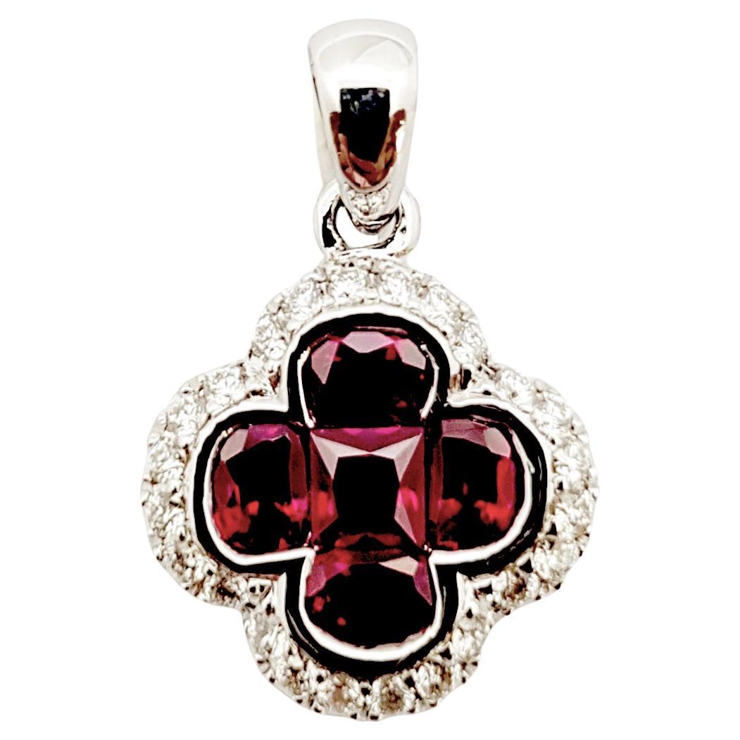 Pendentif en rubis et diamants serti dans des montures en or blanc 18 carats en vente