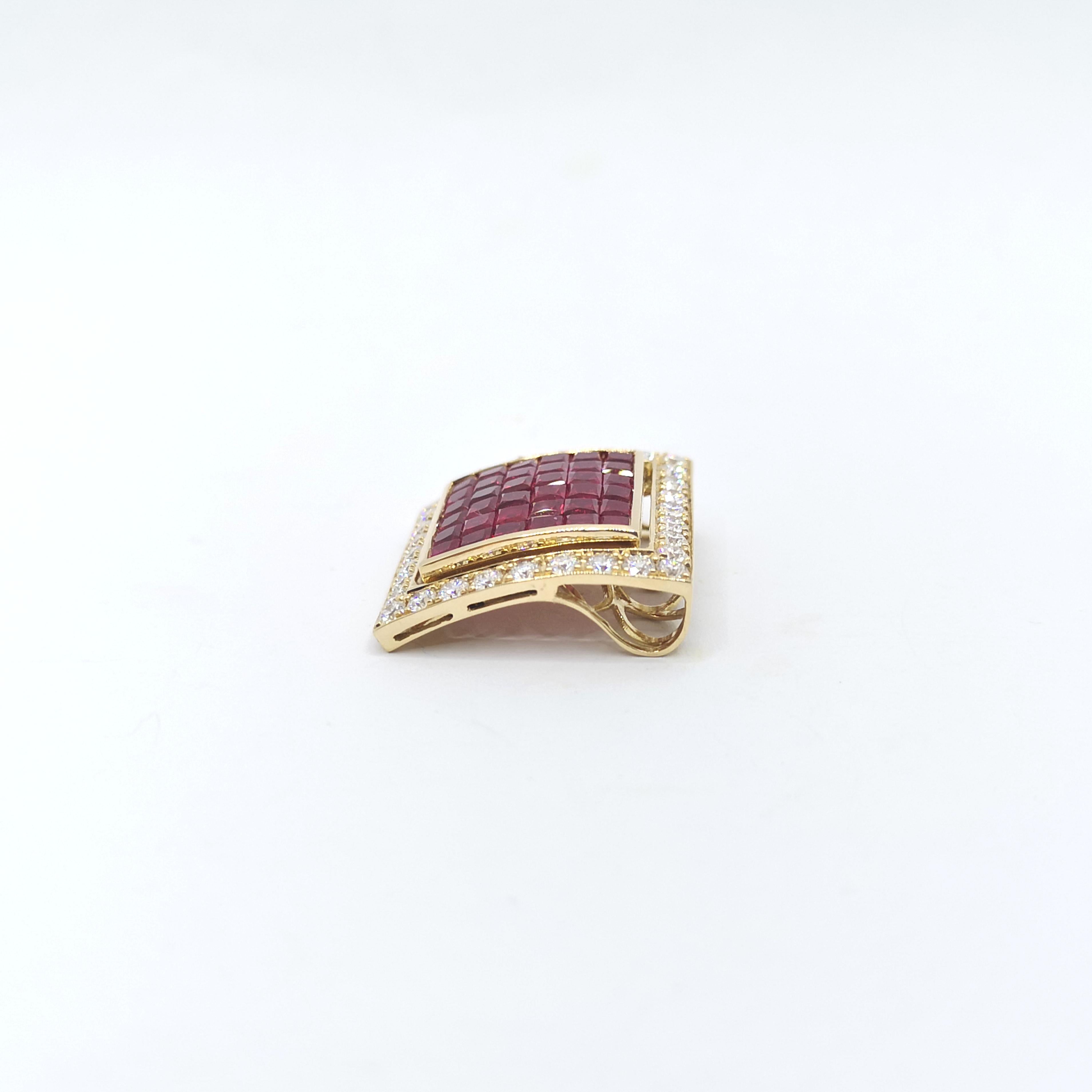Ruby with Diamond Pendant set in 18K Gold Settings In New Condition For Sale In Bangkok, TH