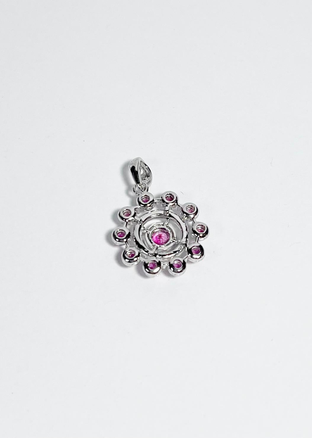 Rubin mit Diamant-Anhänger in 18K Weißgold-Fassung im Angebot 4