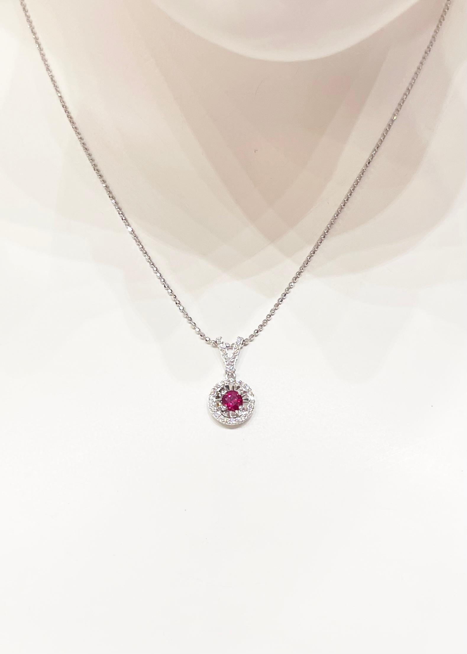 Colgante de Rubí de 0,44 quilates con Diamante de 0,15 quilates engastados en Oro Blanco de 18 quilates
(cadena no incluida)

Anchura: 1.0 cm 
Longitud: 1.9 cm
Peso total: 1.47 gramos

