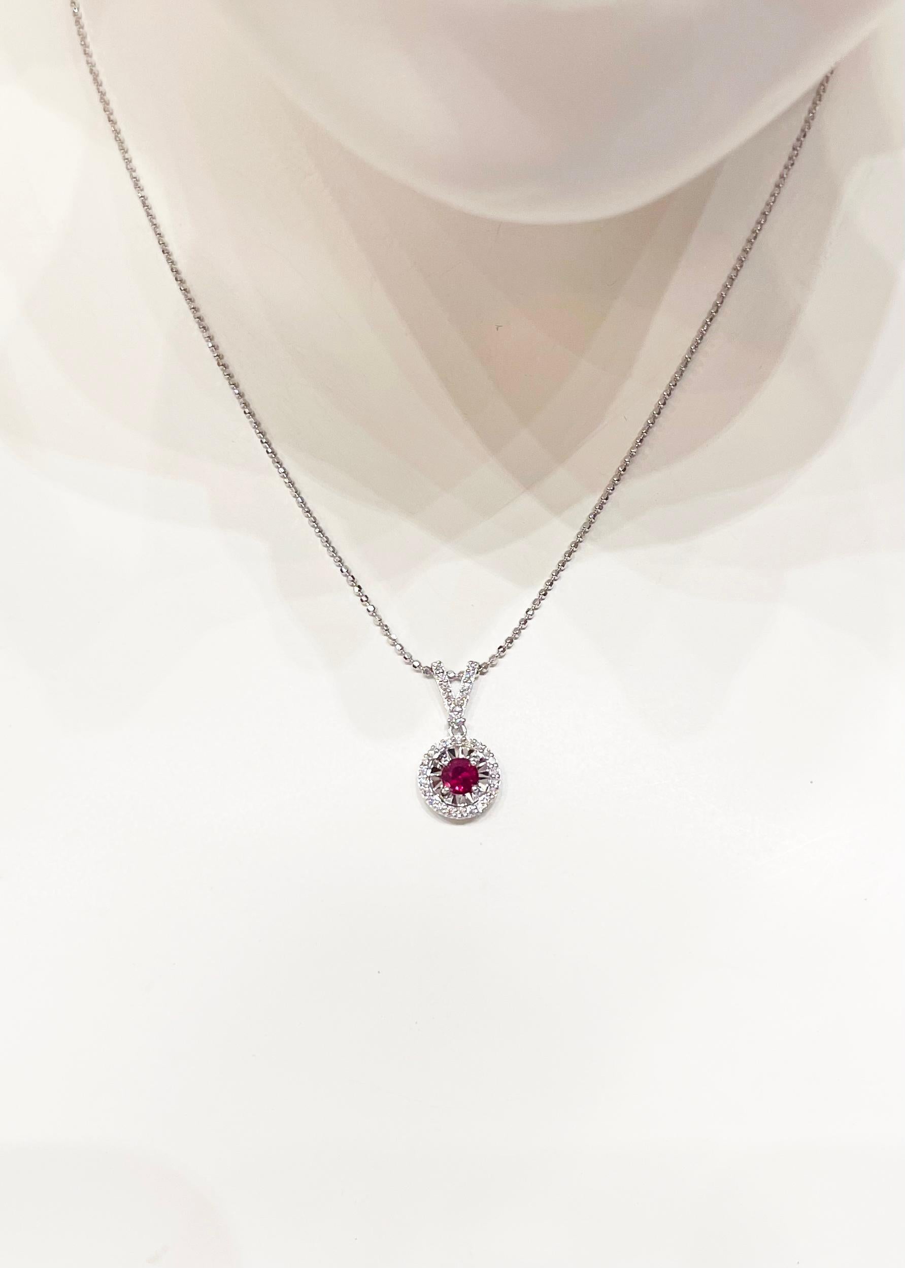 Colgante de rubí con diamante engastado en oro blanco de 18 quilates Contemporáneo en venta