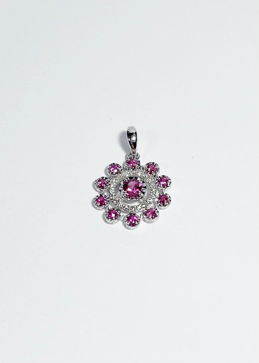 Rubin mit Diamant-Anhänger in 18K Weißgold-Fassung (Rundschliff) im Angebot