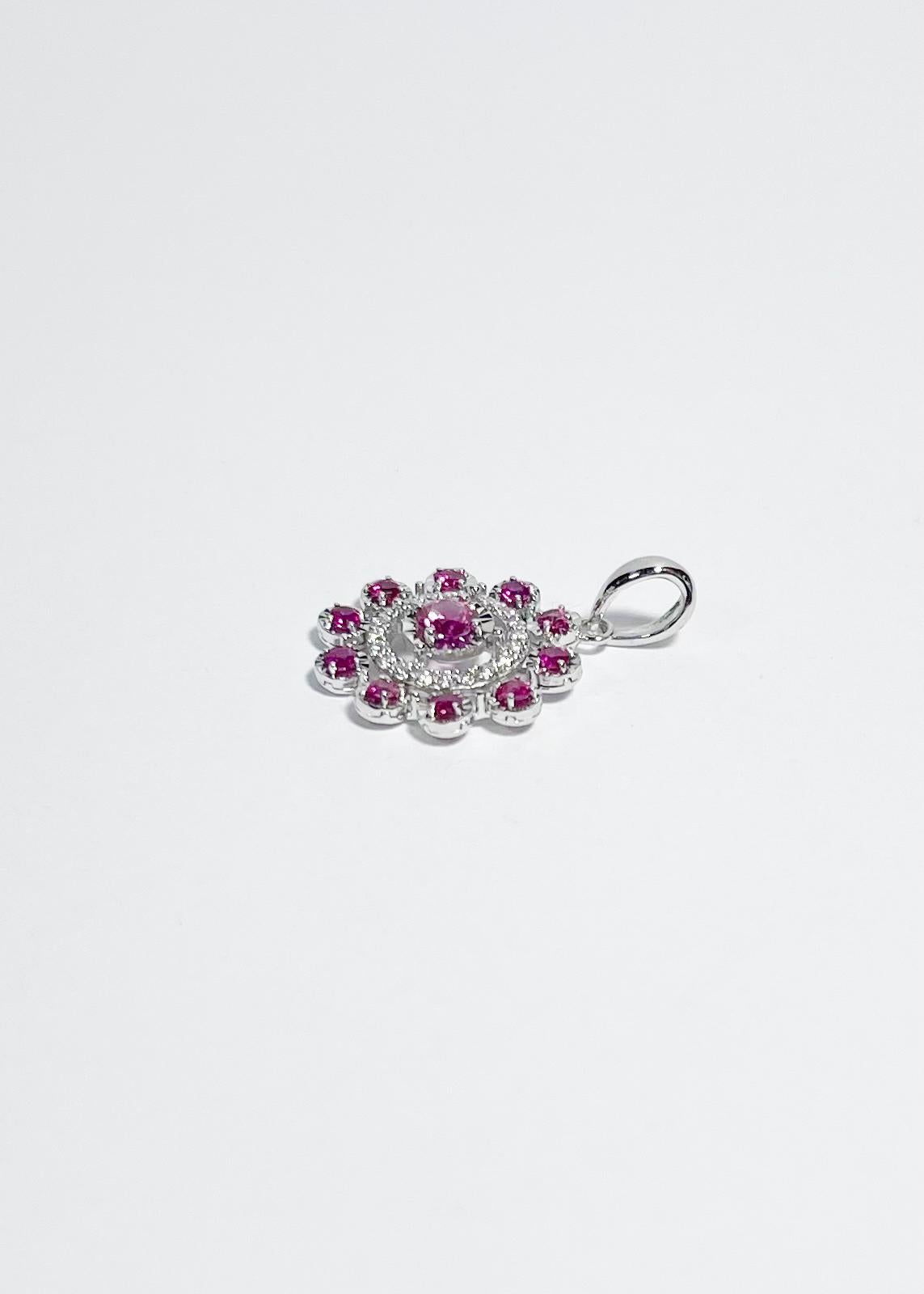 Rubin mit Diamant-Anhänger in 18K Weißgold-Fassung im Zustand „Neu“ im Angebot in Bangkok, TH