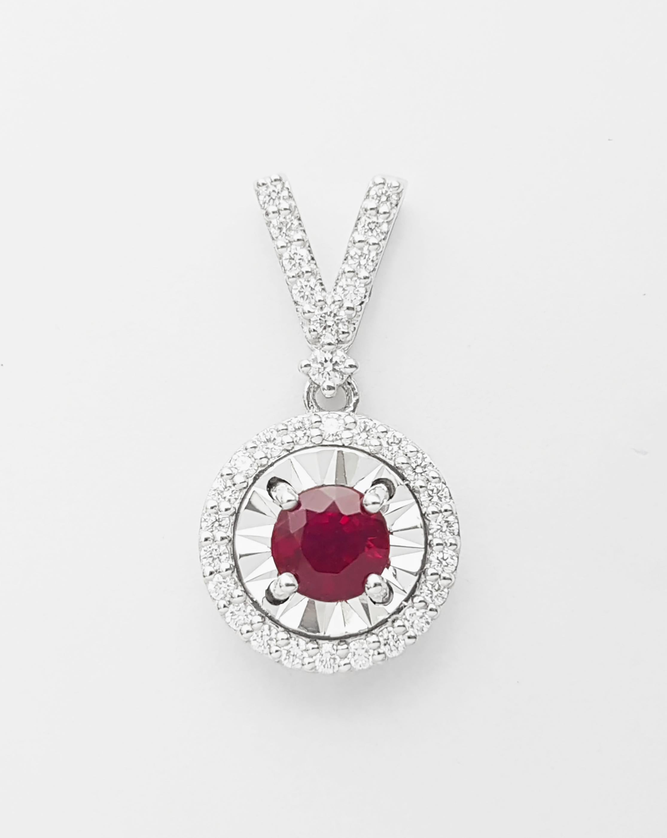 Colgante de rubí con diamante engastado en oro blanco de 18 quilates en Nuevo estado para la venta en Bangkok, TH