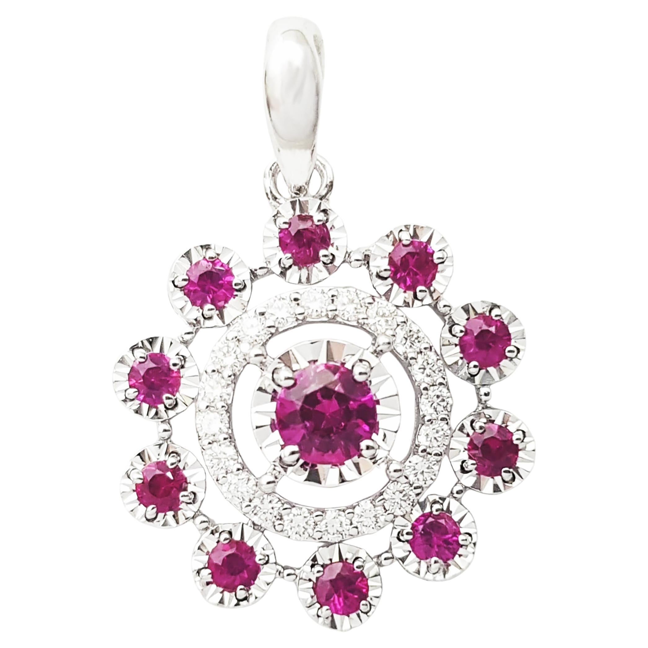 Colgante de rubí con diamante engastado en oro blanco de 18 quilates