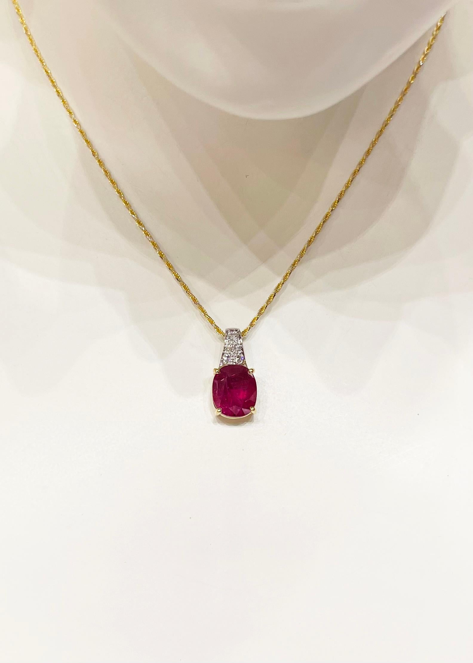 Contemporain Pendentif en or blanc/jaune 18K serti de rubis et de diamants en vente