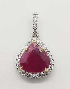 Rubin mit Diamanten  Anhänger in Fassungen aus 18 Karat Weißgold