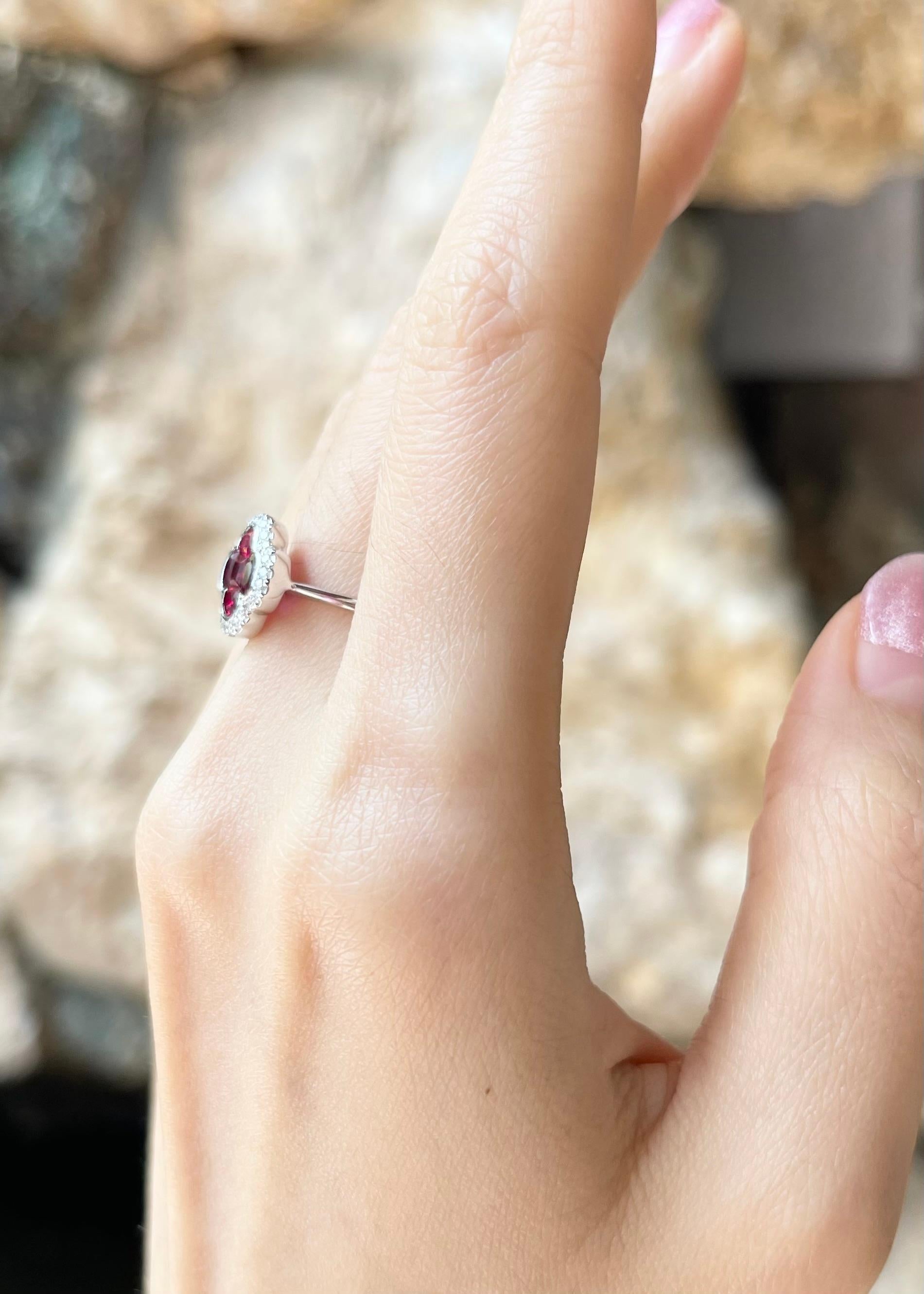 Anello con rubino e diamante con montatura in oro bianco 18 carati In condizioni Nuovo in vendita a Bangkok, TH