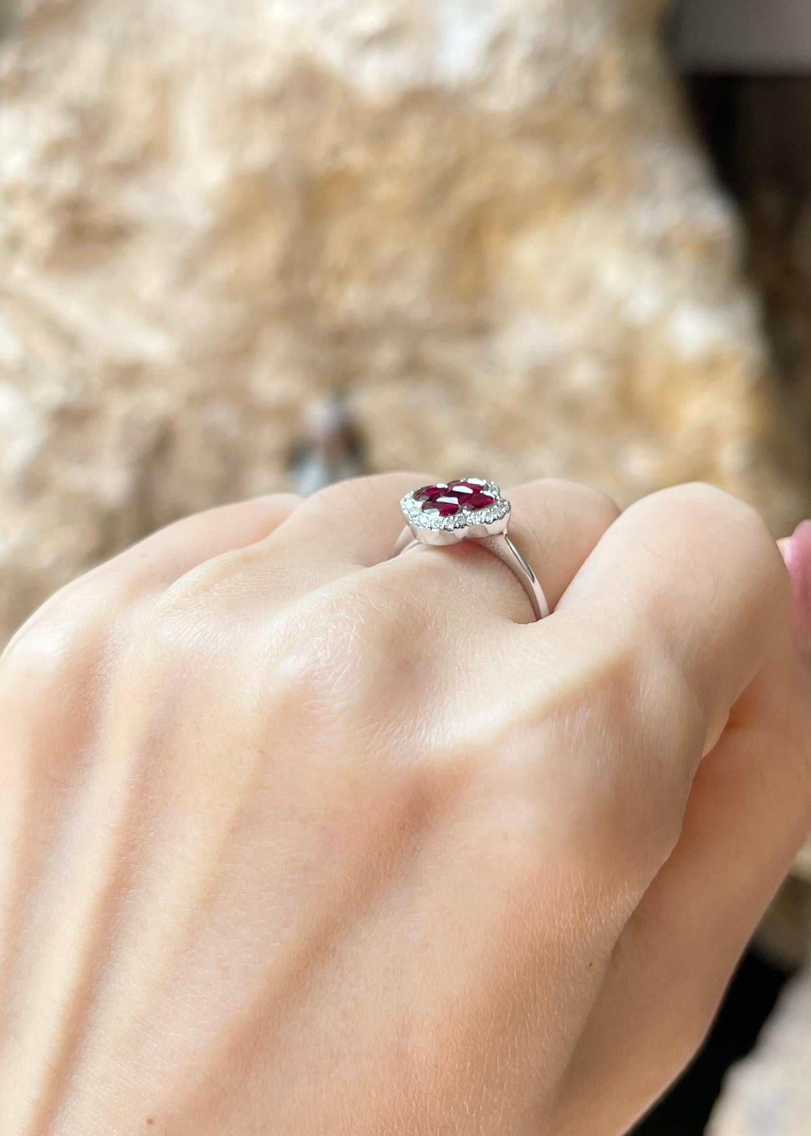 Donna Anello con rubino e diamante con montatura in oro bianco 18 carati in vendita