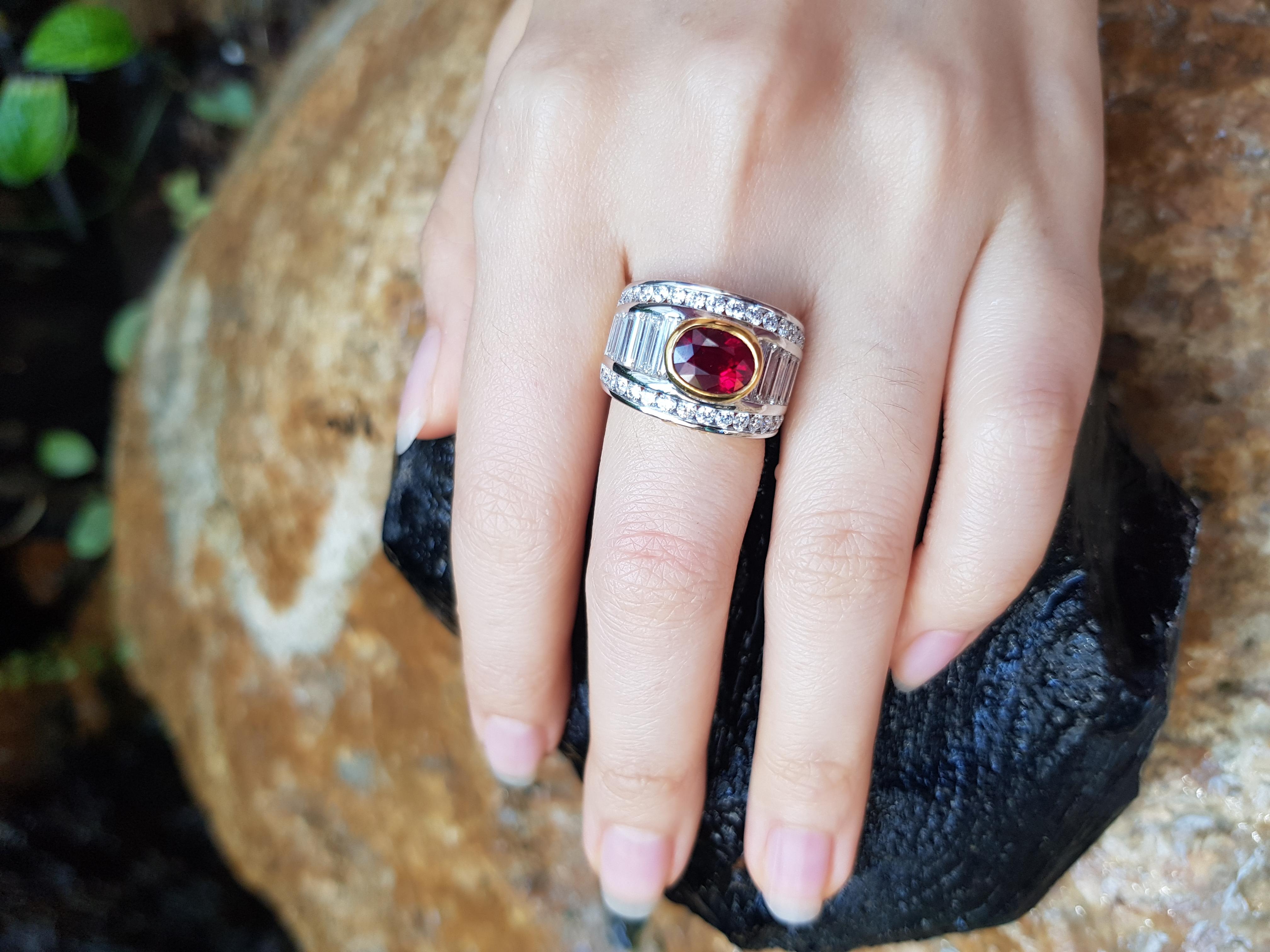Anello con rubino birmano certificato GIA e diamanti incastonati in oro 18 carati in vendita 4