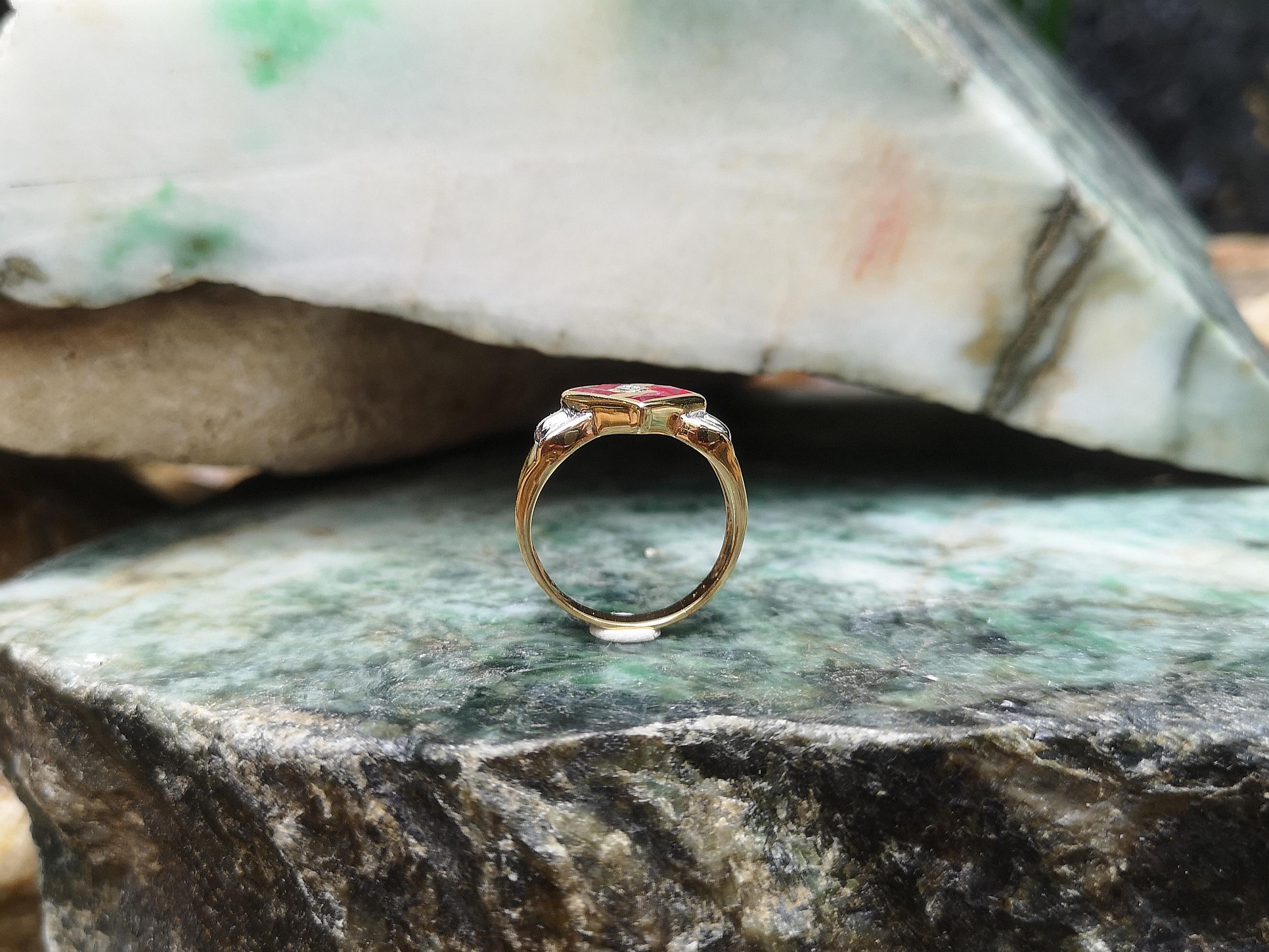 Anello con rubino e diamanti incastonati in oro 18 carati in vendita 4