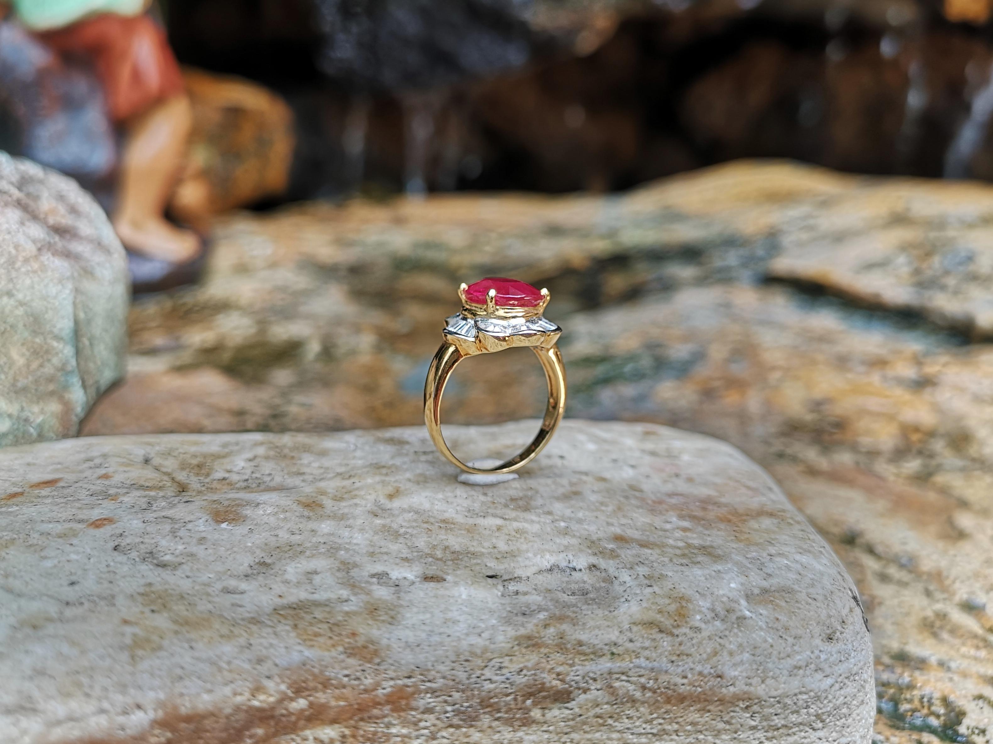 Anillo de rubí con diamantes engastado en oro de 18 quilates en venta 4