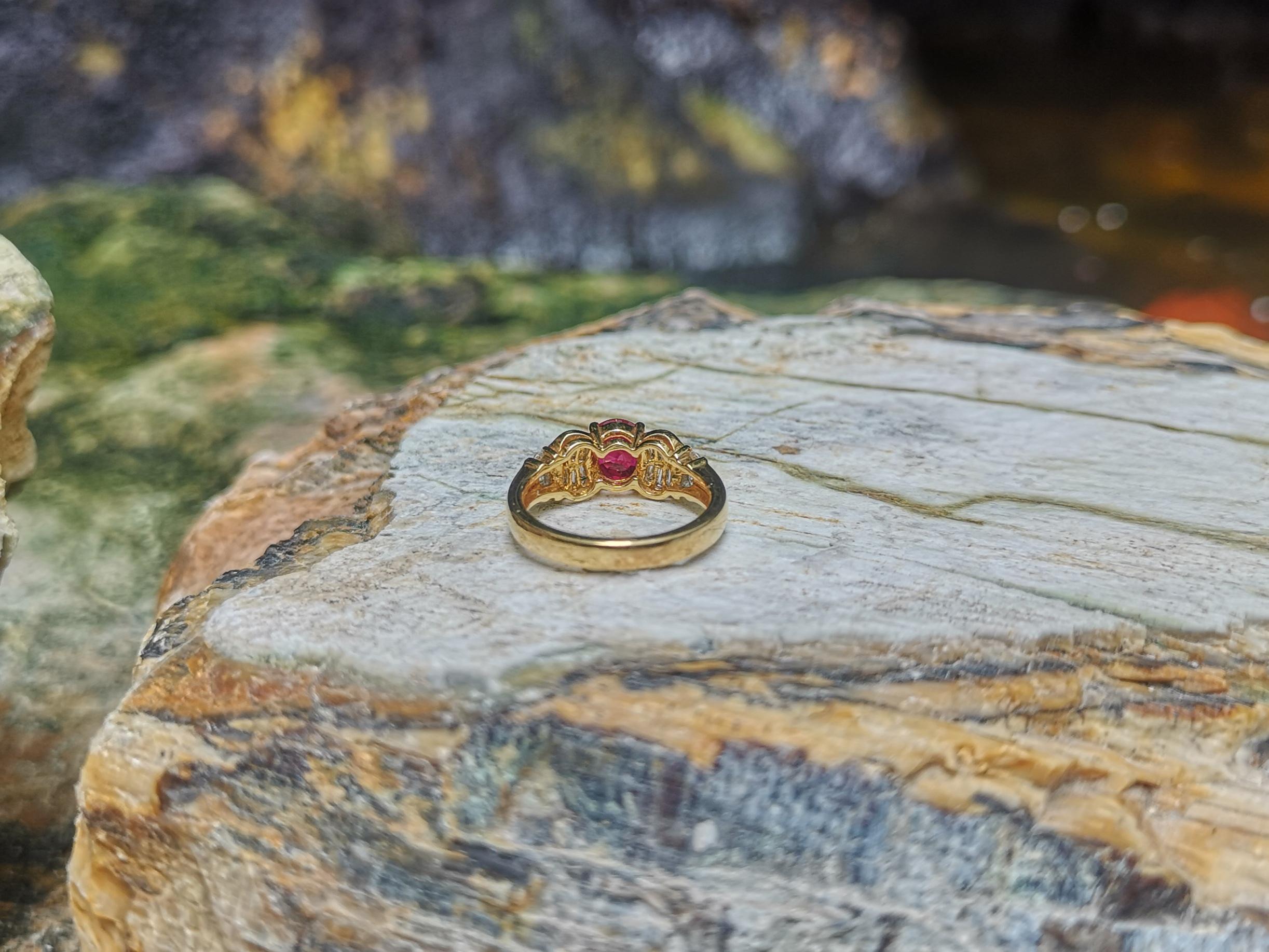 Anillo de rubí con diamantes engastado en oro de 18 quilates en venta 4