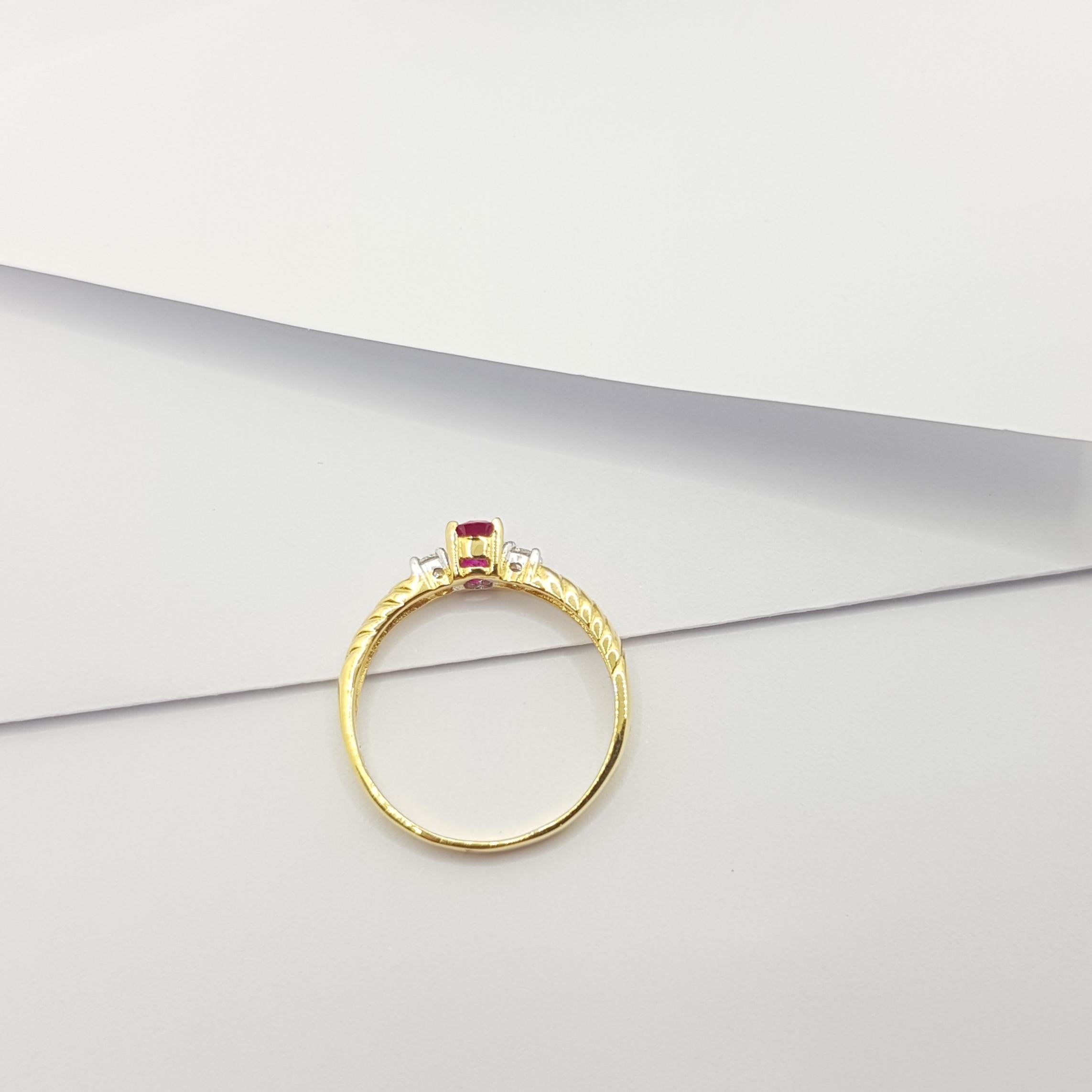 Anillo de rubí con diamantes engastado en oro de 18 quilates en venta 4