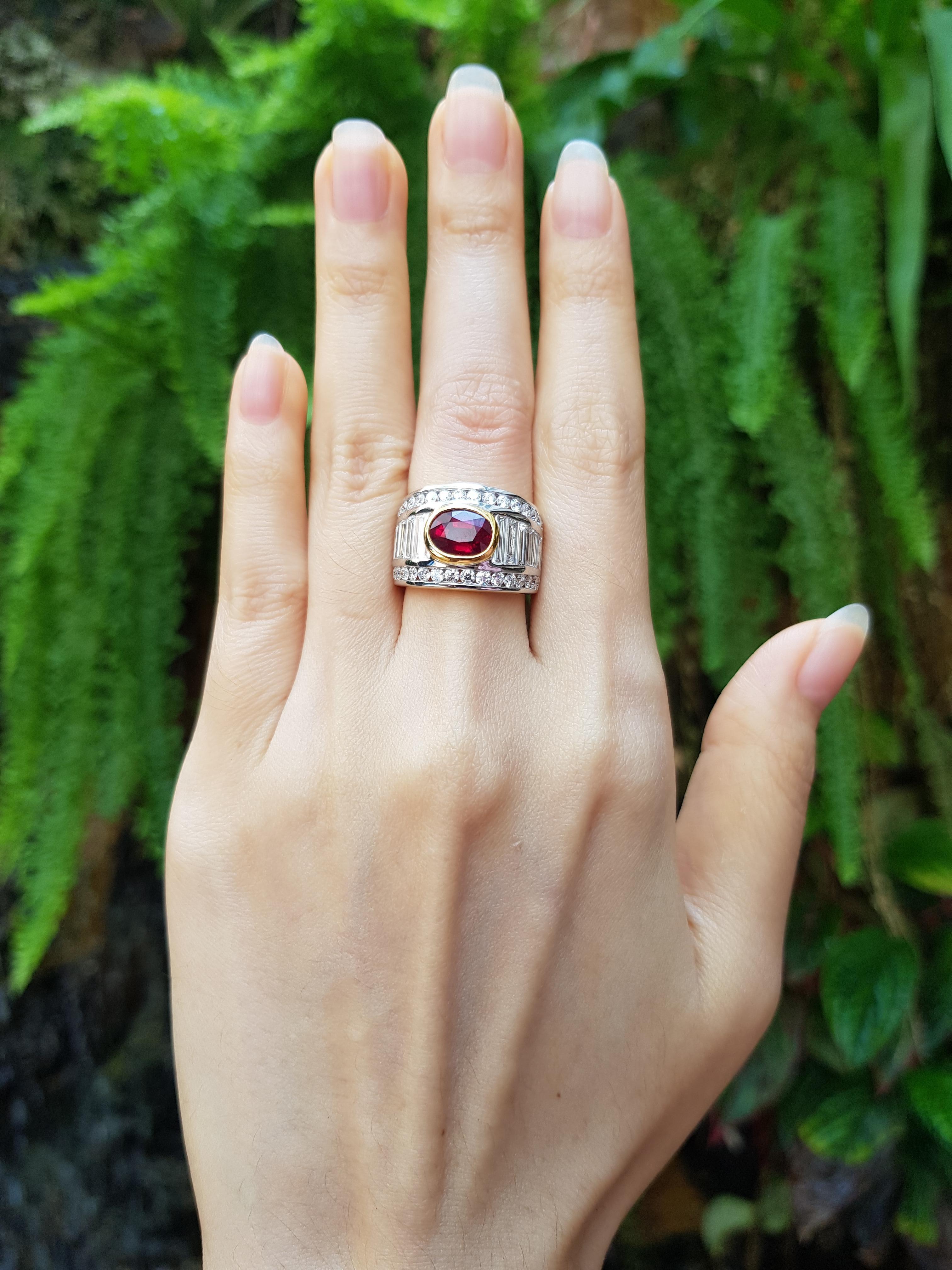 Anello con rubino birmano certificato GIA e diamanti incastonati in oro 18 carati in vendita 5