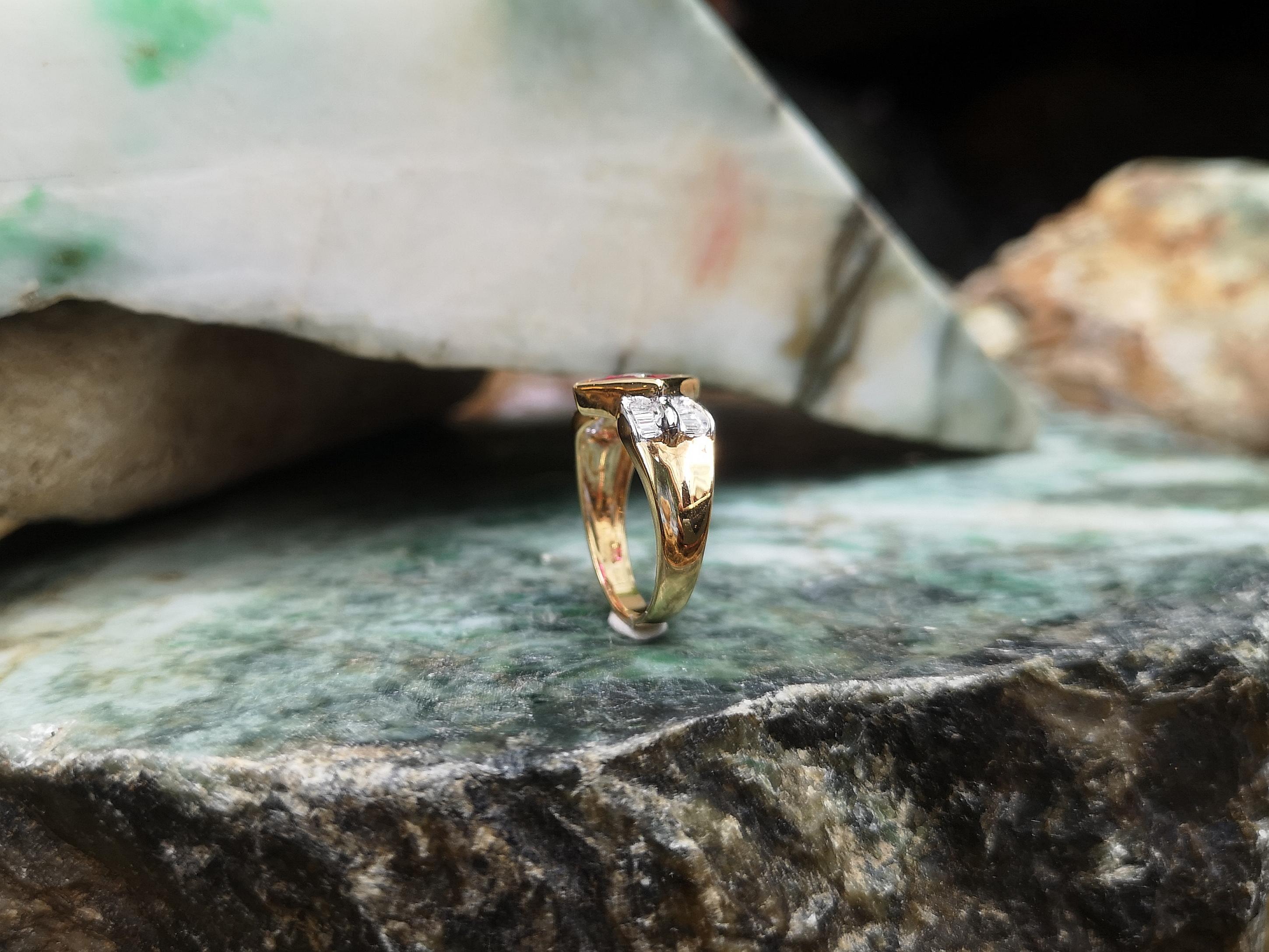 Anello con rubino e diamanti incastonati in oro 18 carati in vendita 5