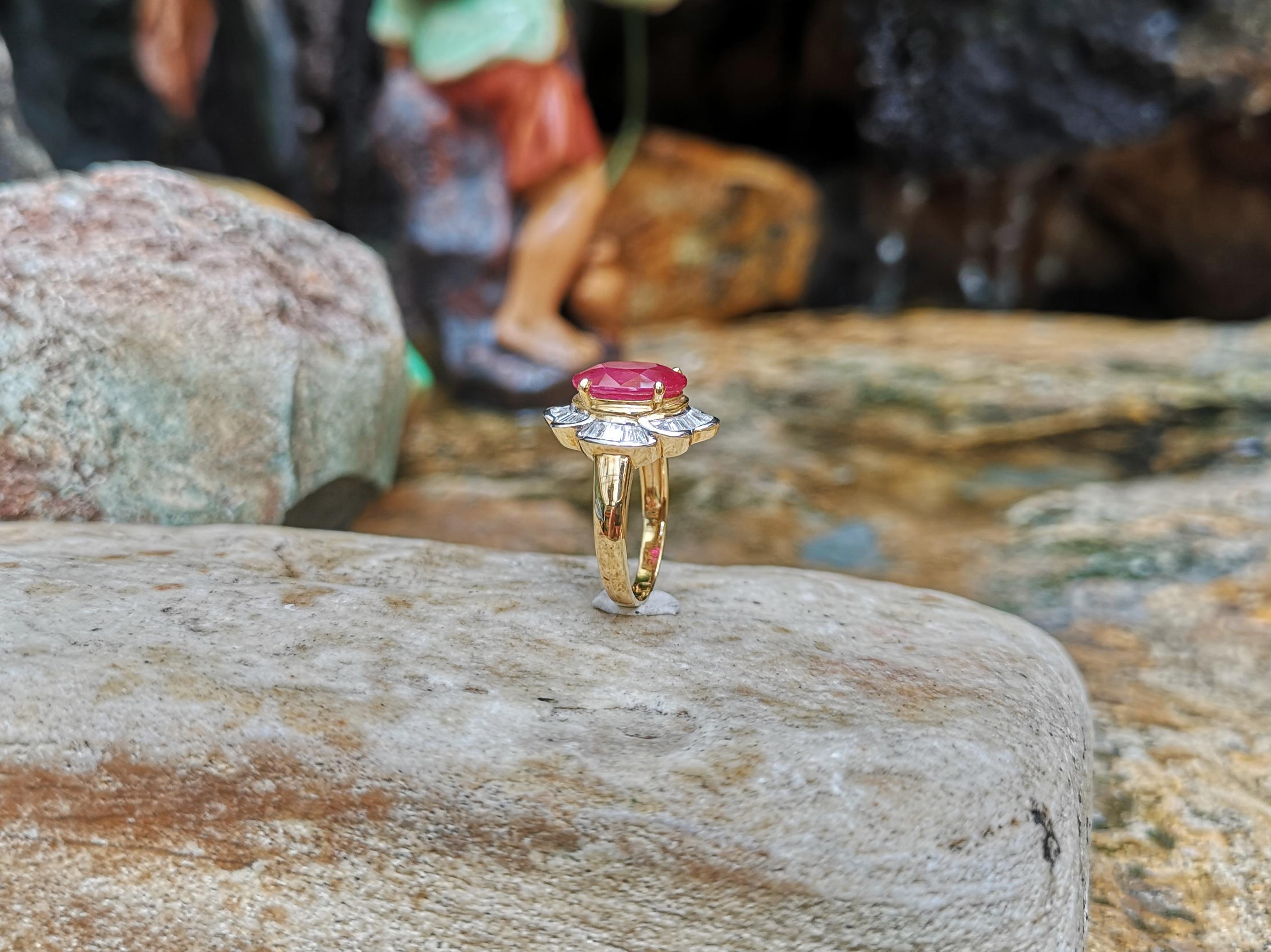 Anillo de rubí con diamantes engastado en oro de 18 quilates en venta 5
