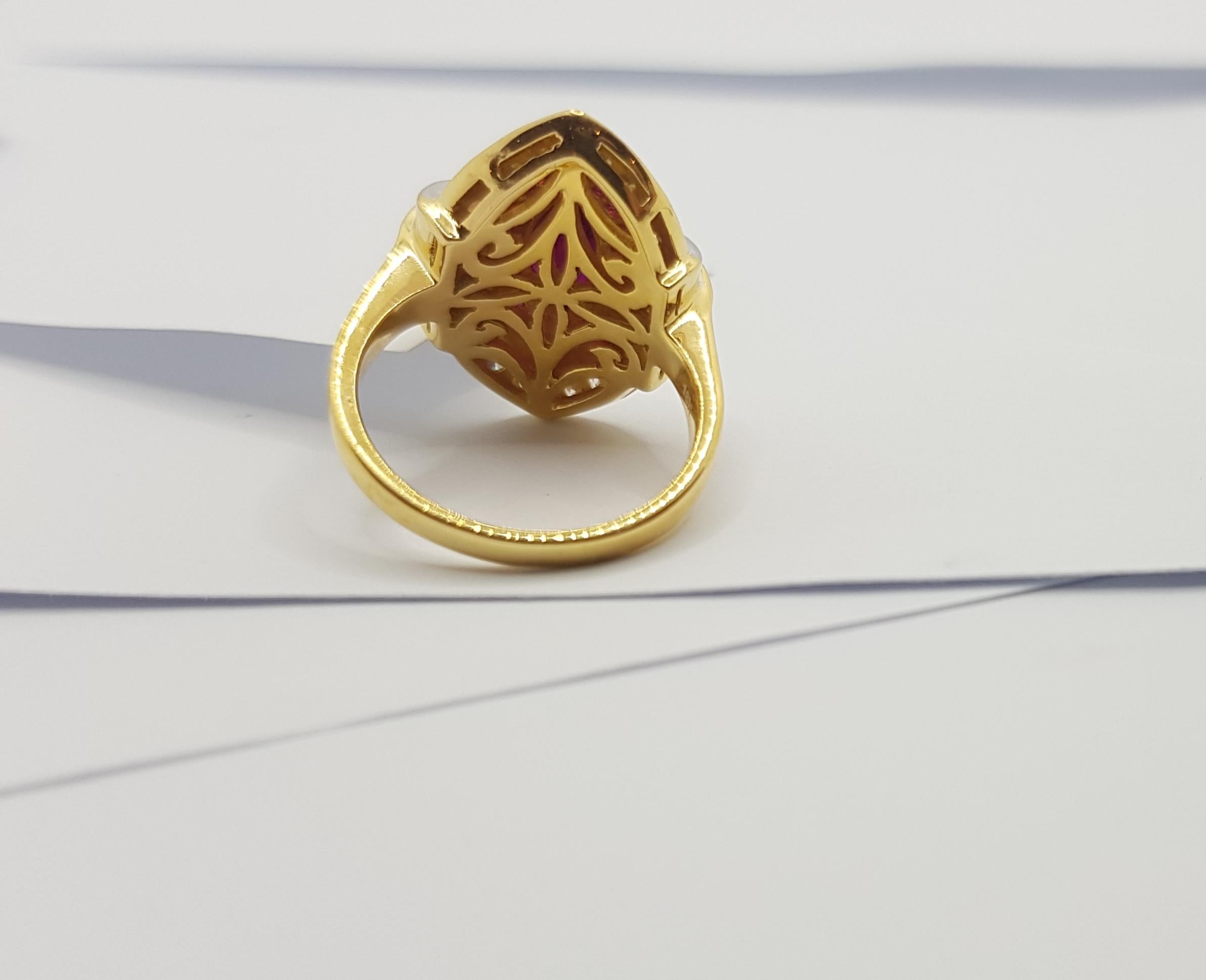 Rubin mit Diamantring in 18 Karat Gold gefasst 5
