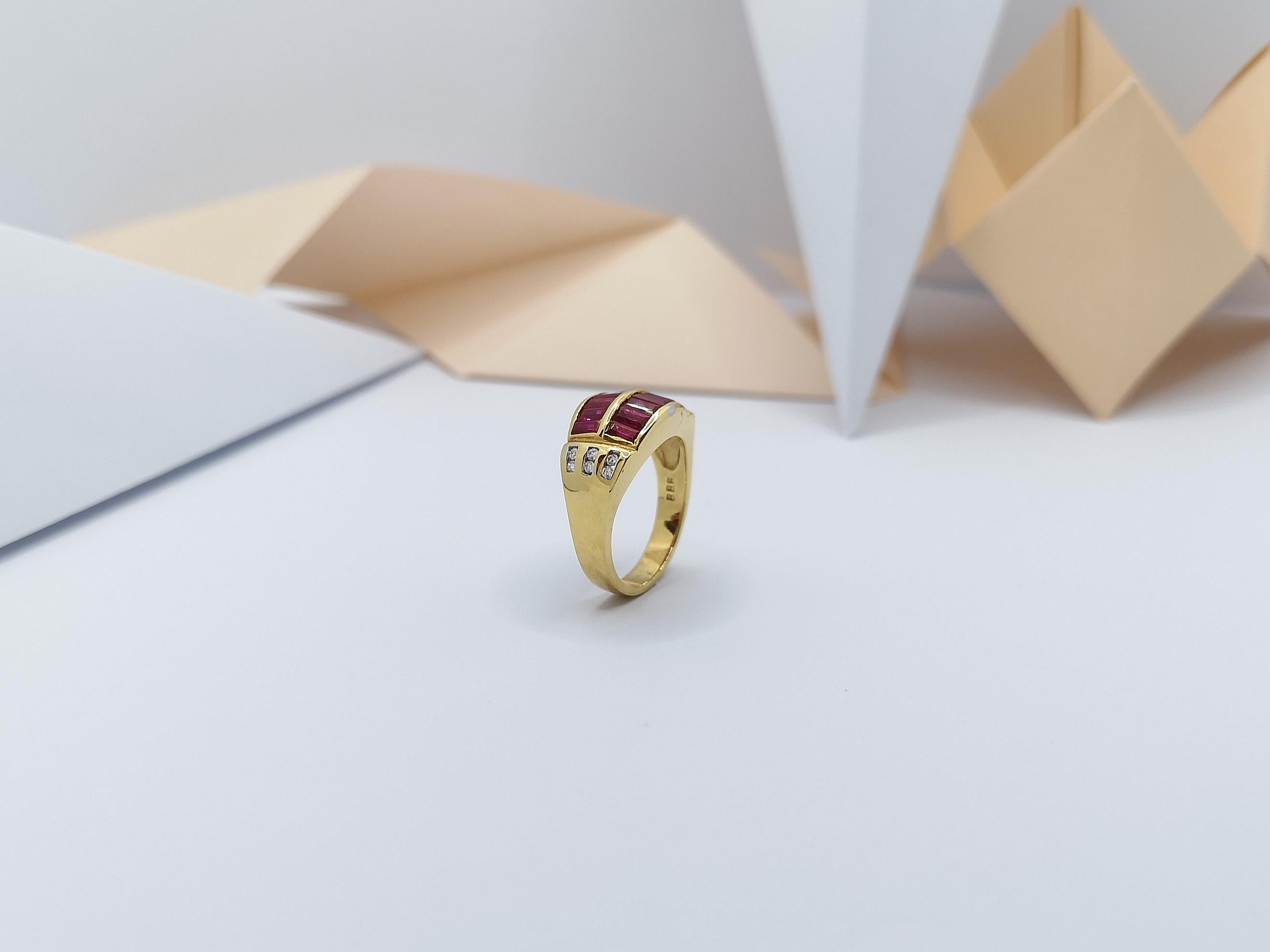 Anello con rubino e diamanti incastonati in oro 18 carati in vendita 7