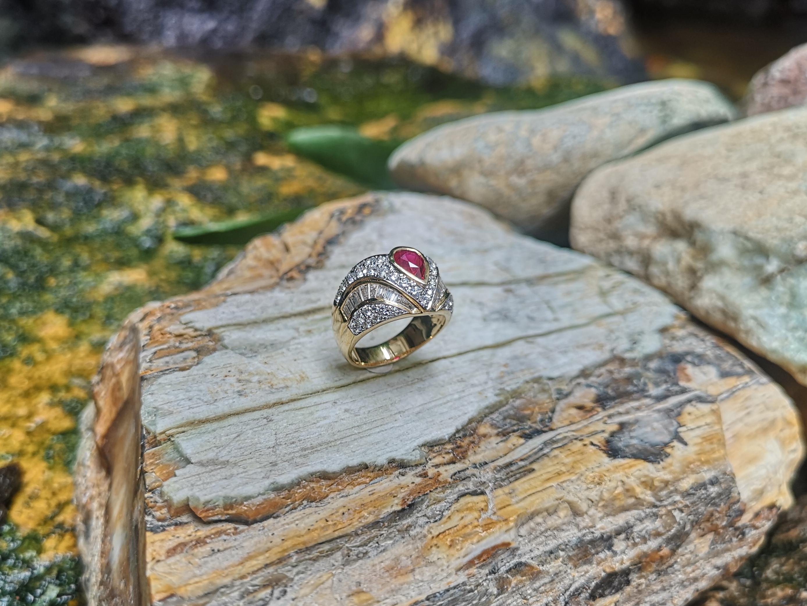 Anello con rubino e diamanti incastonati in oro 18 carati in vendita 8