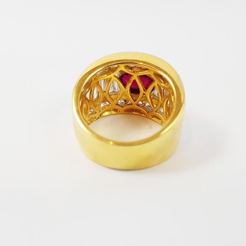 Anello con rubino birmano di 2,25 carati e diamante di 2,77 carati con montatura in oro 18 carati
(Certificato GIA)

Larghezza: 1.7 cm
Lunghezza: 1,4 cm 
Misura dell'anello: 53

