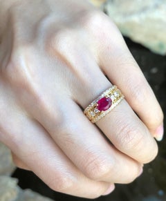 Bague en or 18 carats sertie d'un rubis et de diamants