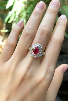 Anillo de rubí con diamantes engastado en oro de 18 quilates