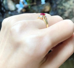 Anillo de rubí con diamantes engastado en oro de 18 quilates